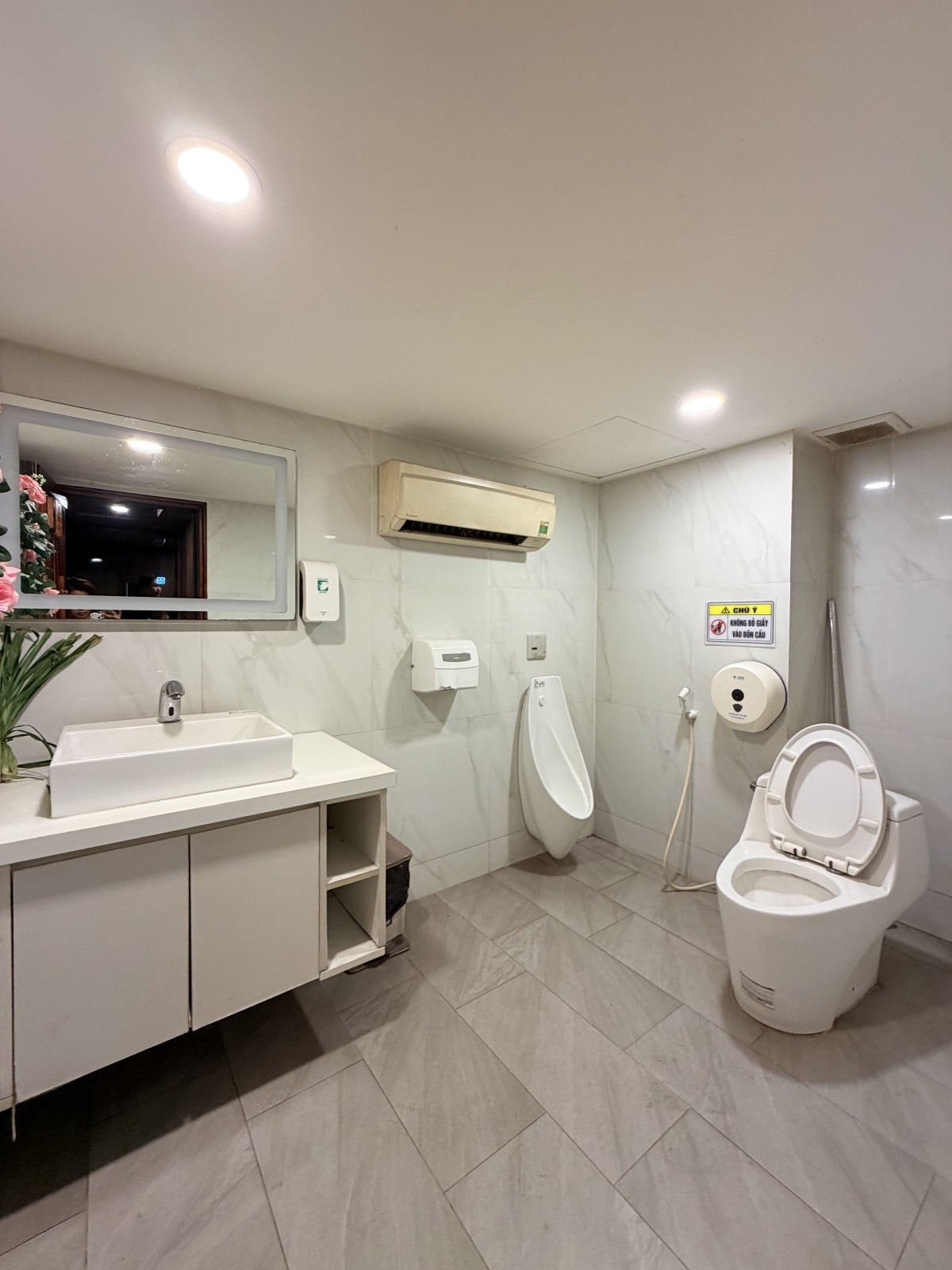 TOÀ NHÀ 8 TẦNG MẶT TIỀN PHỔ QUANG CẠNH SÂN BAY - THU NHẬP 3.6 TỶ/NĂM - GIÁ 86 TỶ 17