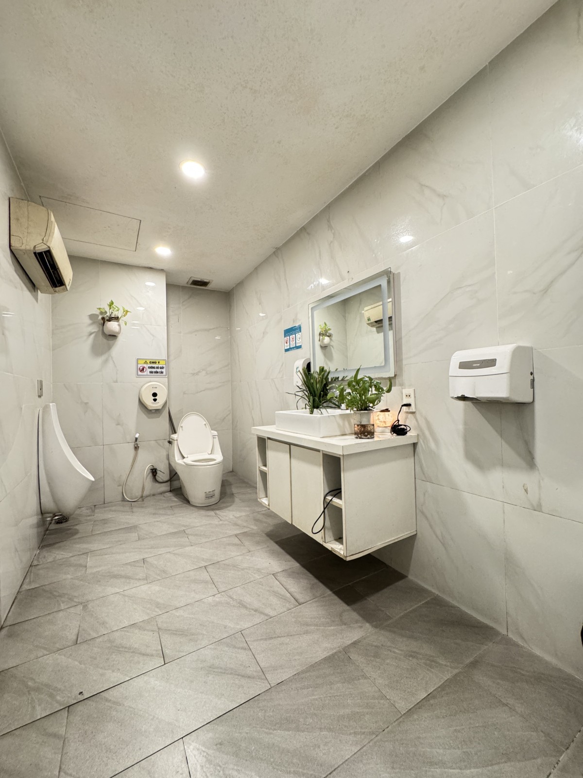 TOÀ NHÀ 8 TẦNG MẶT TIỀN PHỔ QUANG CẠNH SÂN BAY - THU NHẬP 3.6 TỶ/NĂM - GIÁ 86 TỶ 2