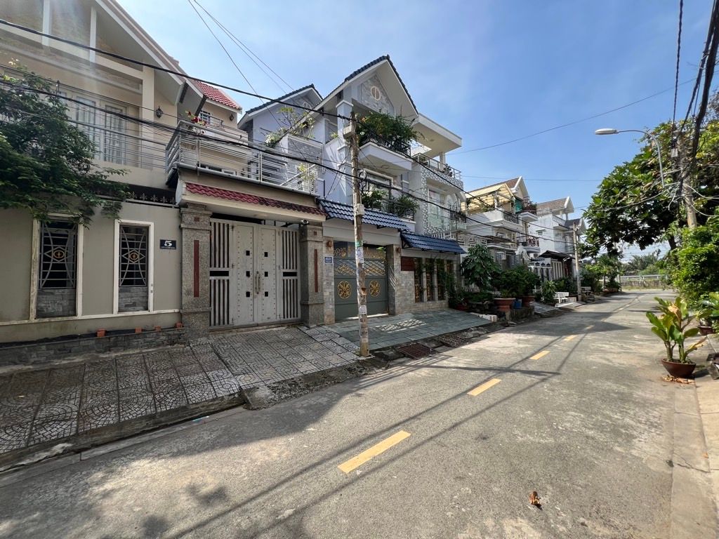 Nhà mặt tiền biệt thự KDC Gia Hòa ngang 8m bề thế Tặng nội thất - 0931172218