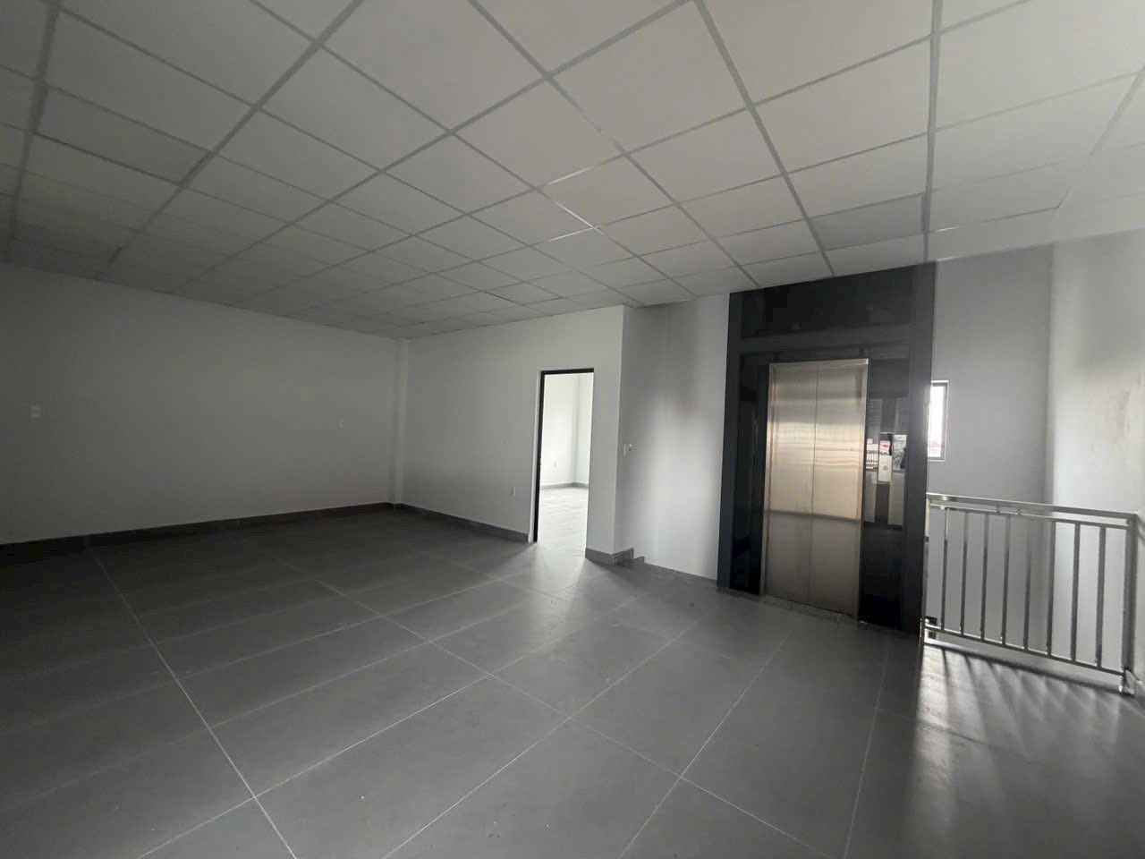 Cho thuê căn nhà mặt đường Lê Thanh Nghị, TP HD, 260m2, mặt tiền 8.5m, thang máy, KD tốt 4