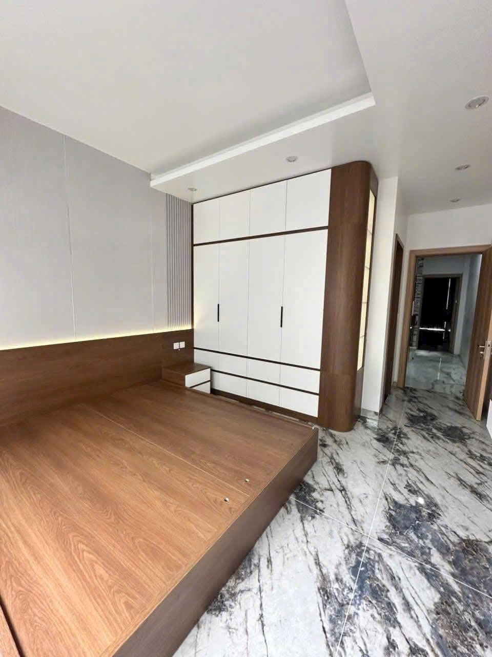 Cho thuê căn nhà 5 tầng mặt phố view công viên khu Đông Nam Cường, TP HD, 72m2, thang máy 4