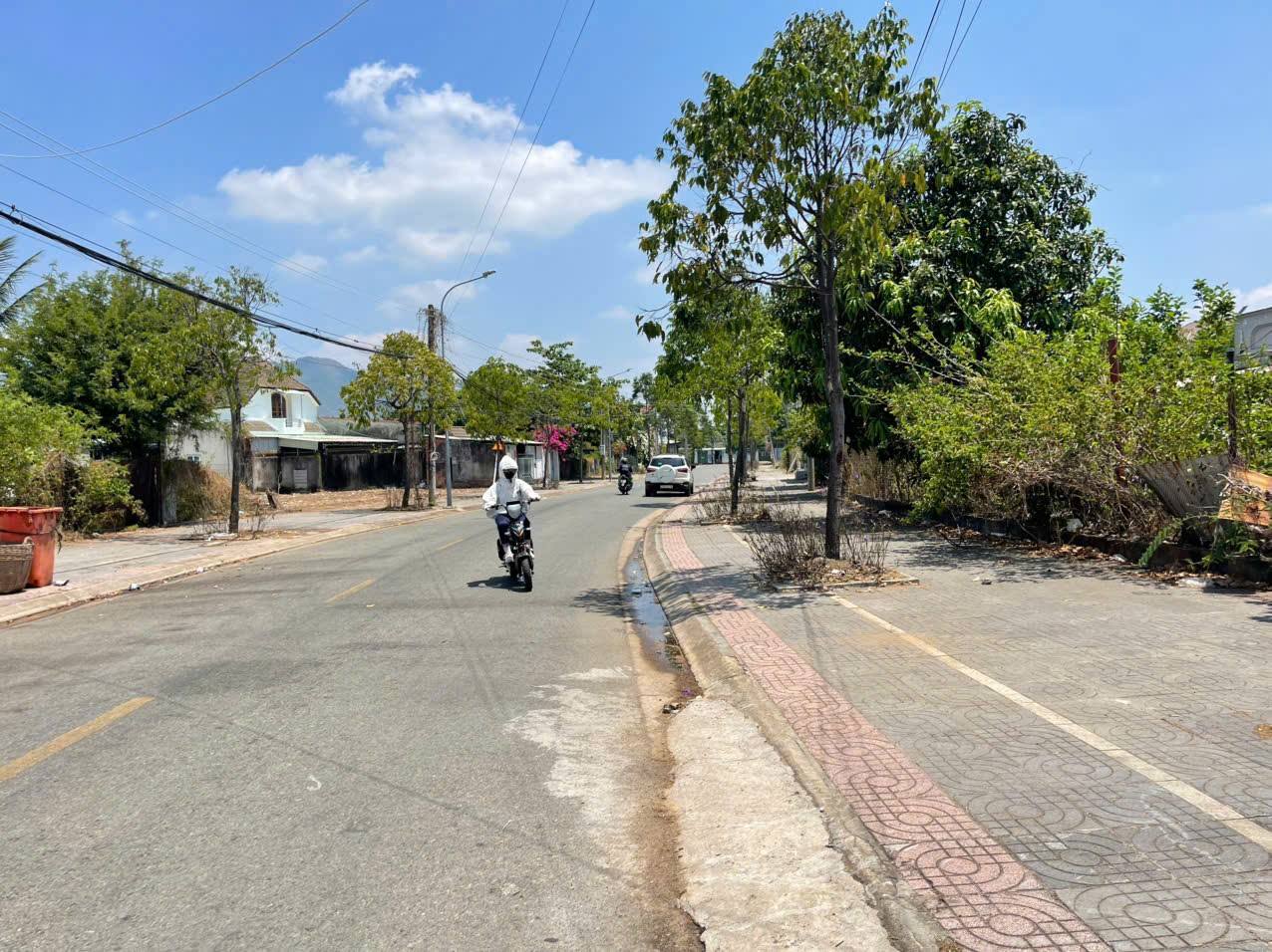 LÔ GÓC 2 MẶT TIỀN – NGANG 20M – TRUNG TÂM PHƯỜNG LONG HƯƠNG 3