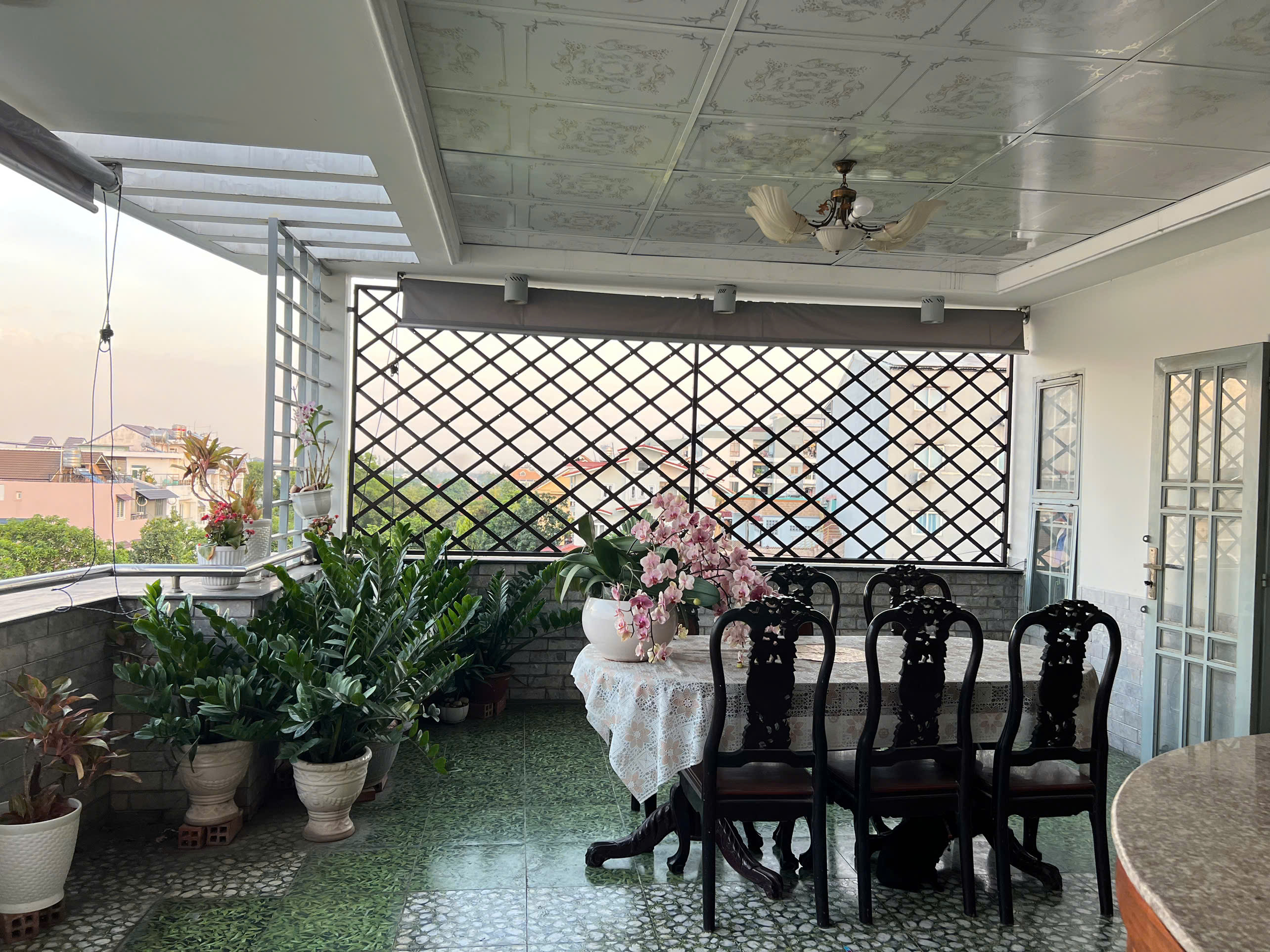 CHO THUÊ TÒA NHÀ KHU BÊN SÔNG SÁT BÊN GIGAMALL- TRET 5 LAU- DTSD 500M2,THANG MÁY,GIÁ 45TR 2