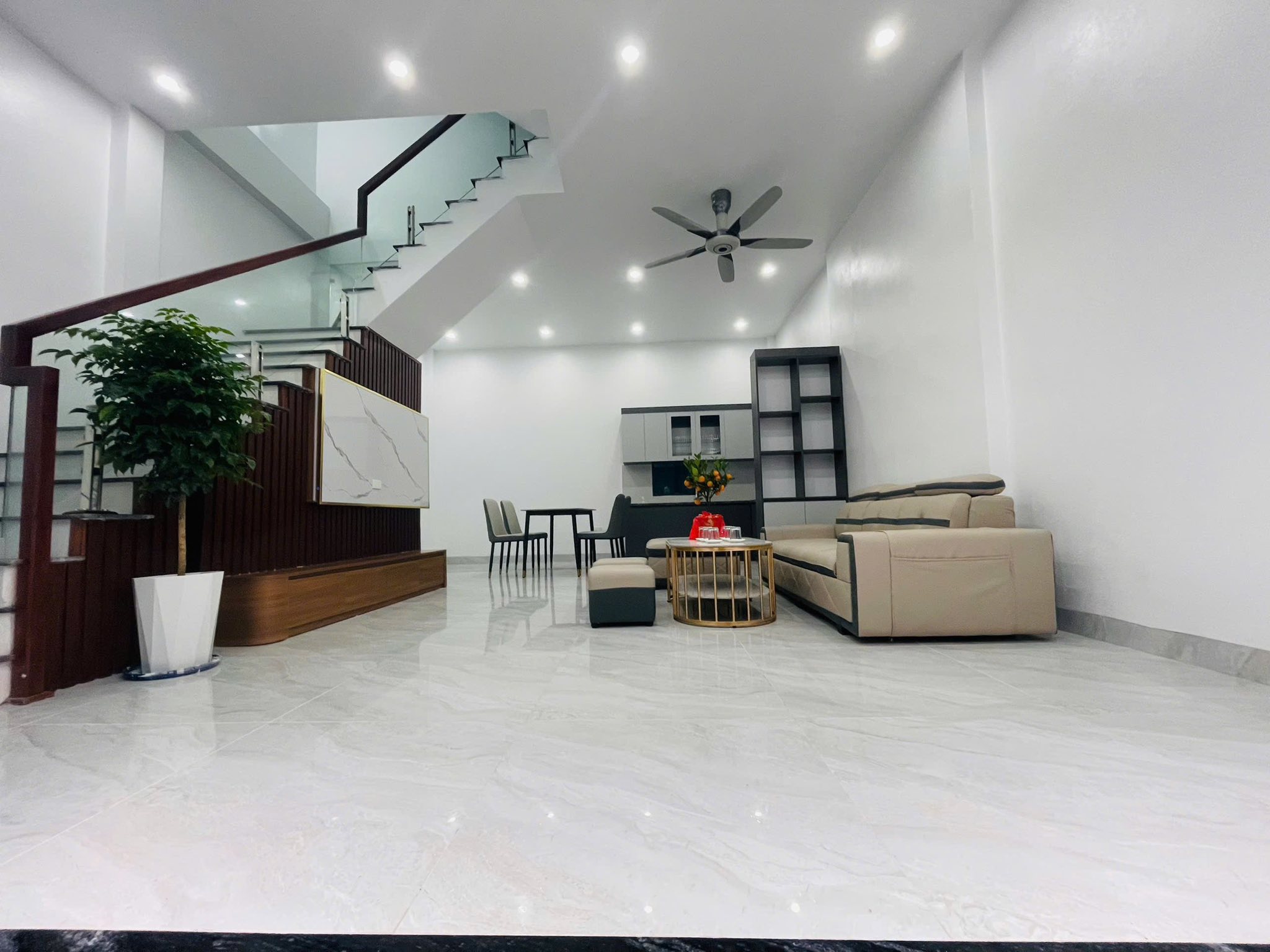 Bán căn nhà 3 tầng ngõ phố Phan Chu Trinh, ph Nhị Châu, TP HD, 42m2, mt 5m, 3 ngủ, 3 vs 3