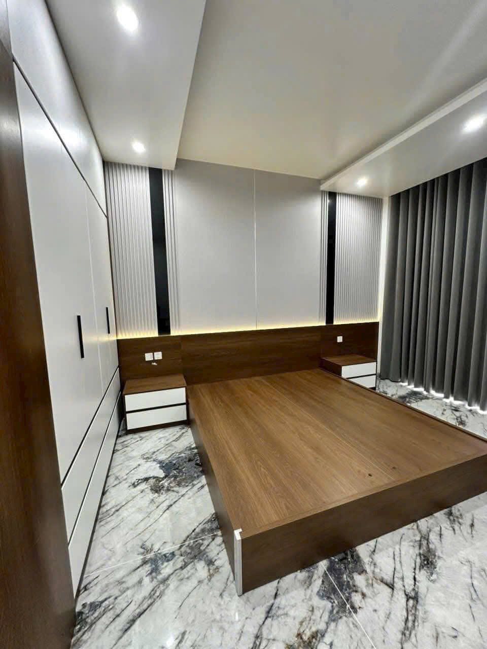 Cho thuê căn nhà 5 tầng mặt phố view công viên khu Đông Nam Cường, TP HD, 72m2, thang máy 5