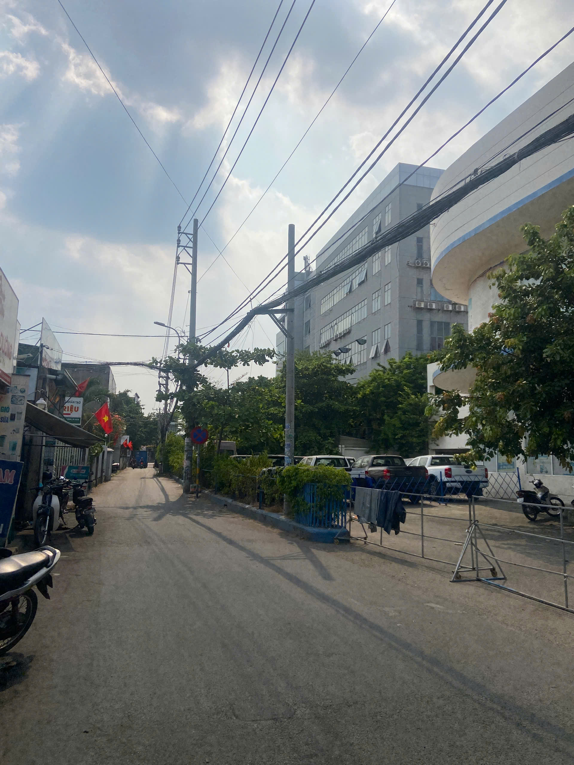 NGUYÊN CĂN MẶT TIỀN MỚI XÂY NGAY COOPMART BÌNH TRIỆU TRẸT 3LAU,THANG MÁY ,GIÁ 20TR 4