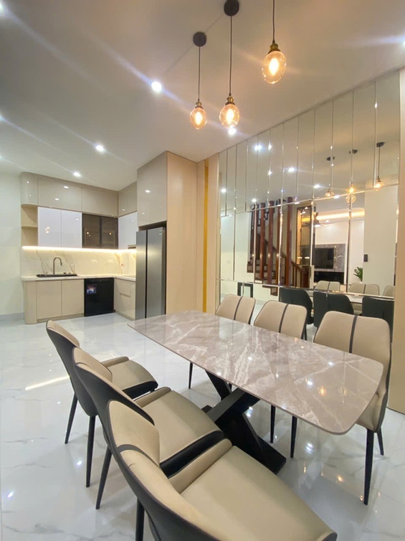 BÁN NHÀ CAO CẤP NGUYỄN VĂN CỪ – LÔ GÓC – THANG MÁY – FULL NỘI THẤT