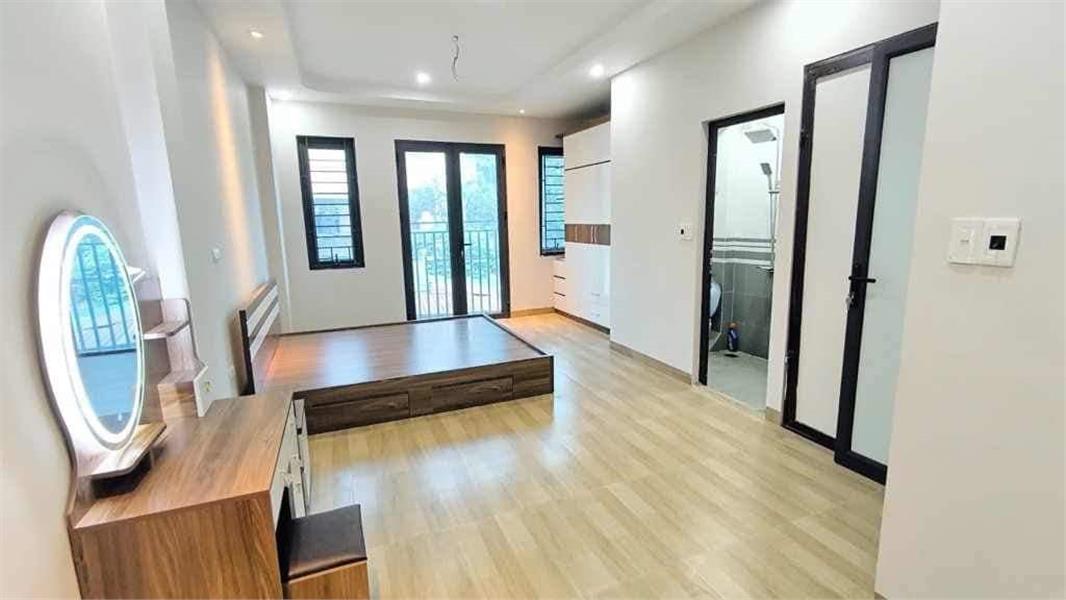 BÁN GẤP NHÀ THẠCH BÀN  NỘI THẤT ĐẸP MỚI Ô TÔ ĐỖ NGÀY ĐÊM NGAY SÁT NHÀ HƠN 6 TỶ 2