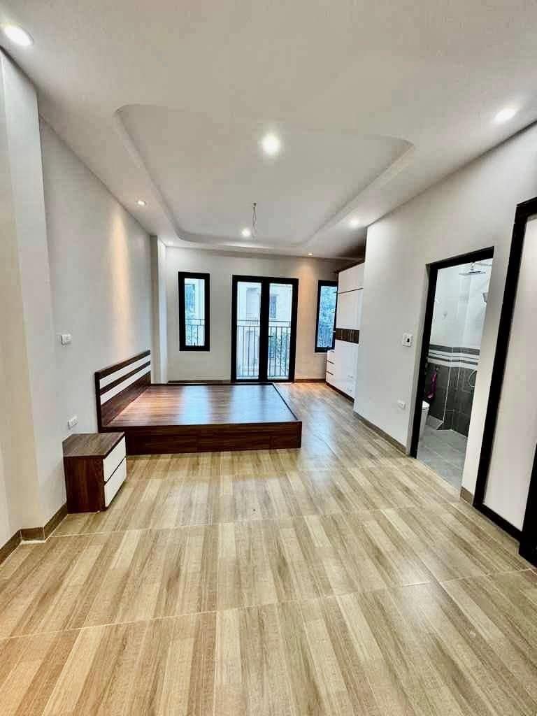 BÁN GẤP NHÀ THẠCH BÀN  NỘI THẤT ĐẸP MỚI Ô TÔ ĐỖ NGÀY ĐÊM NGAY SÁT NHÀ HƠN 6 TỶ 3