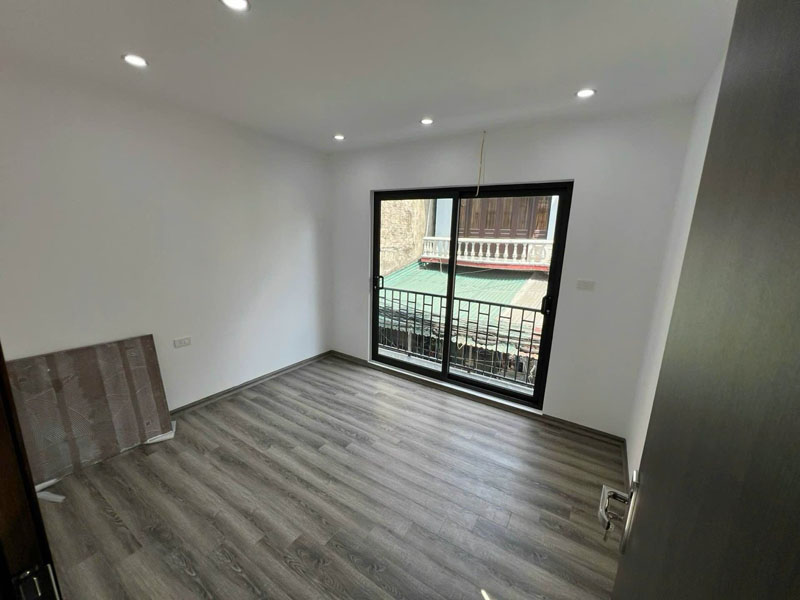 Chính chủ bán căn góc 38,6m2 nhà 5 tầng, 8 phòng ngủ tại ngõ 9 Phố Ô Cách. Dòng tiền 24tr/tháng 5