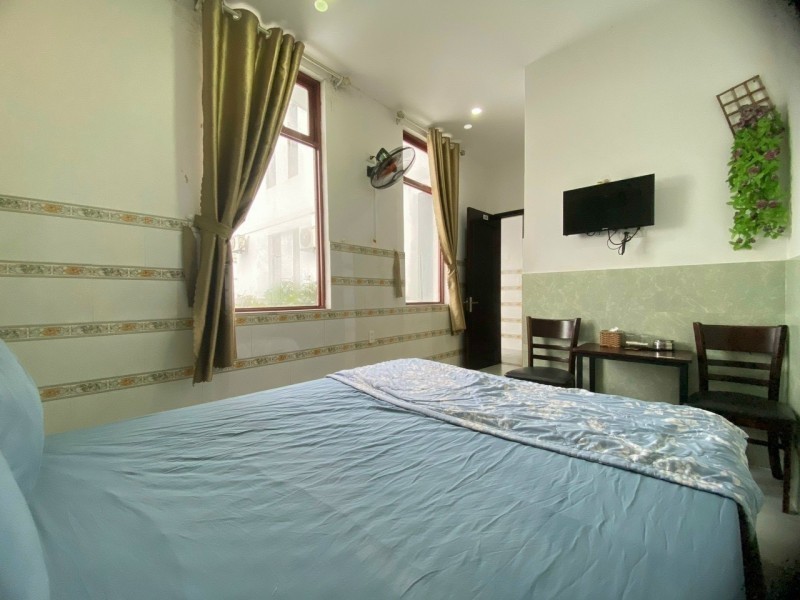 Bán khách sạn Đồng Khởi 200m2 20 phòng giá 14.5 tỷ đối diện bến xe Đà Nẵng 3