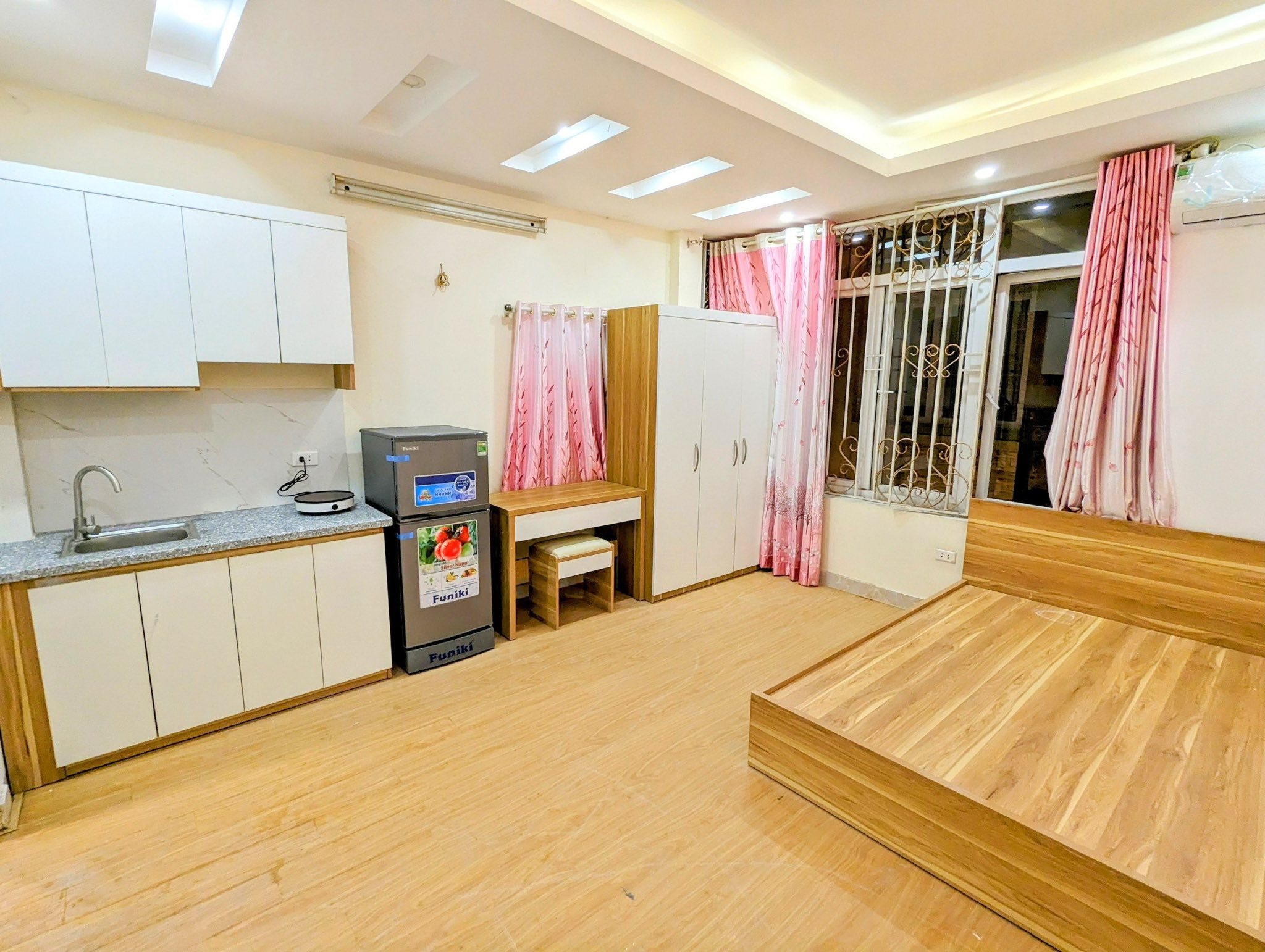 CẦN BÁN NHANH-MẶT NGÕ THÔNG-LÂM DU LONG BIÊN-52M 6T THANG MÁY-LÔ GÓC-ÔTÔ VÀO NHÀ