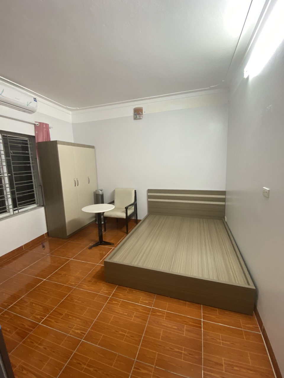 Cho thuê Căn hộ Apartment Tầng 4 tại Số 98 ngõ 116 Phan Kế Bính, Cống Vị, Ba Đình. Chỉ 4tr 6