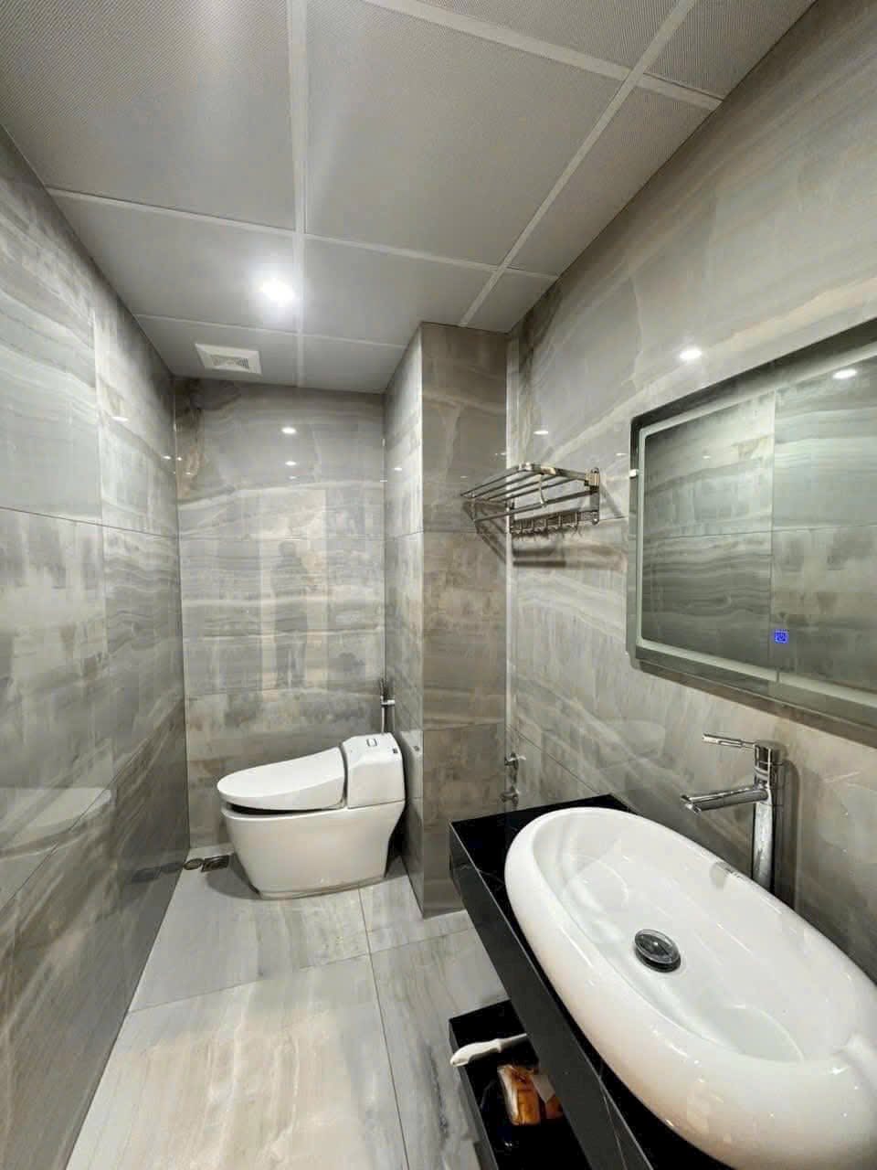 Cho thuê căn nhà 5 tầng mặt phố view công viên khu Đông Nam Cường, TP HD, 72m2, thang máy 6