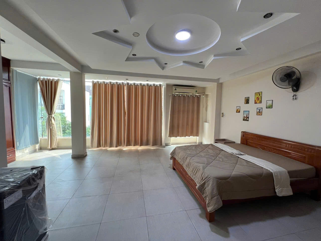 CHO THUÊ TÒA NHÀ KHU BÊN SÔNG SÁT BÊN GIGAMALL- TRET 5 LAU- DTSD 500M2,THANG MÁY,GIÁ 45TR 5