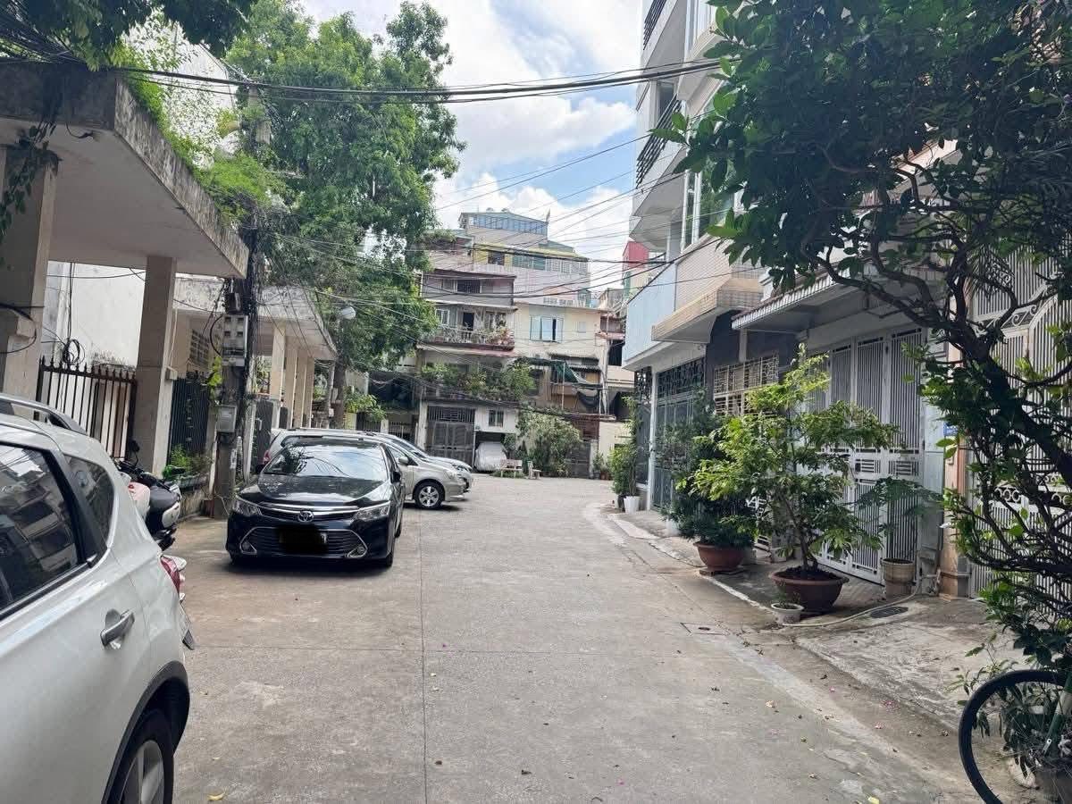 Bán nhà Ngọc Khánh, Ba Đình, dt 100m, ngõ thông, ô tô 7 chỗ vào nhà. Giá 34.6 tỷ