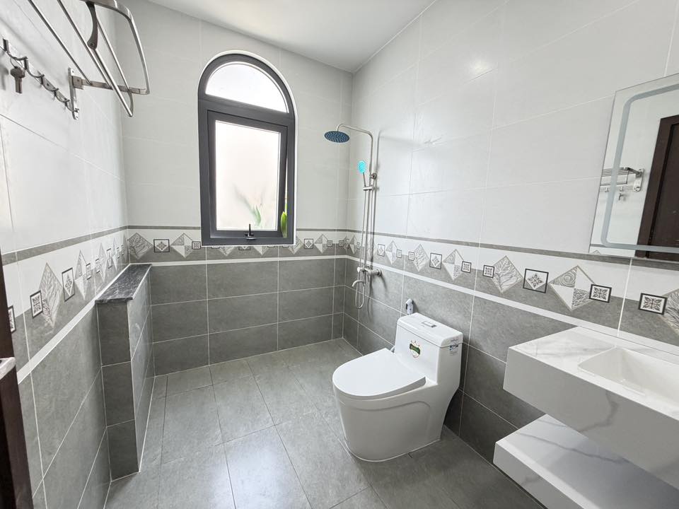 Bán nhà hẻm 8m Liên khu 4-5, Bình Hưng Hòa B góc 2 mt , 1 lầu ,3 pn ,3wc giá 5,6 tỷ 6