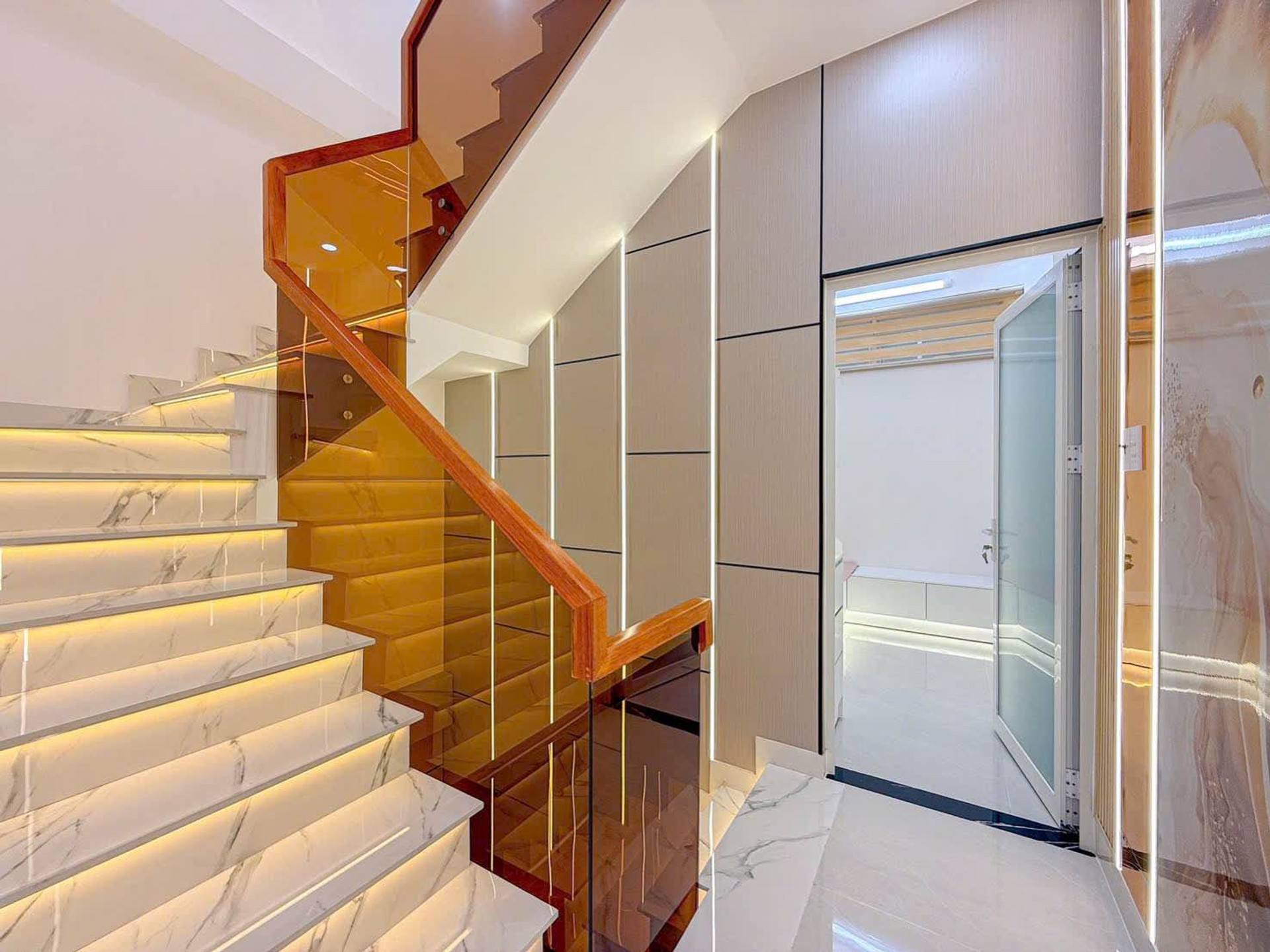 Bán nhà 3 tầng 5x12 gần Phú Mỹ Hưng, full nội thất 10 tỷ 6 4