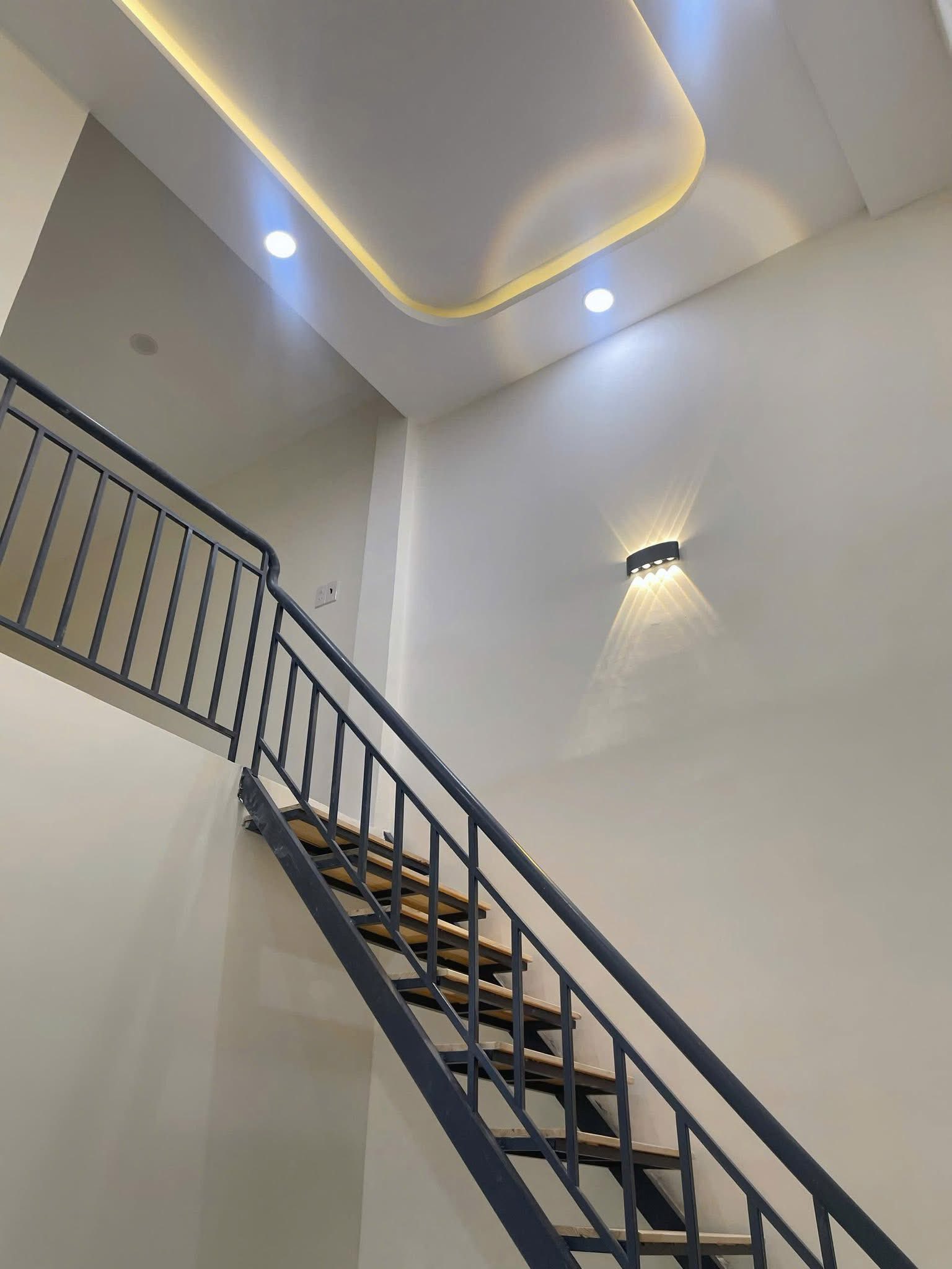 chủ cần bán nhà mới xây hẻm Võ Thị Sáu, gần chung cư PH. 3