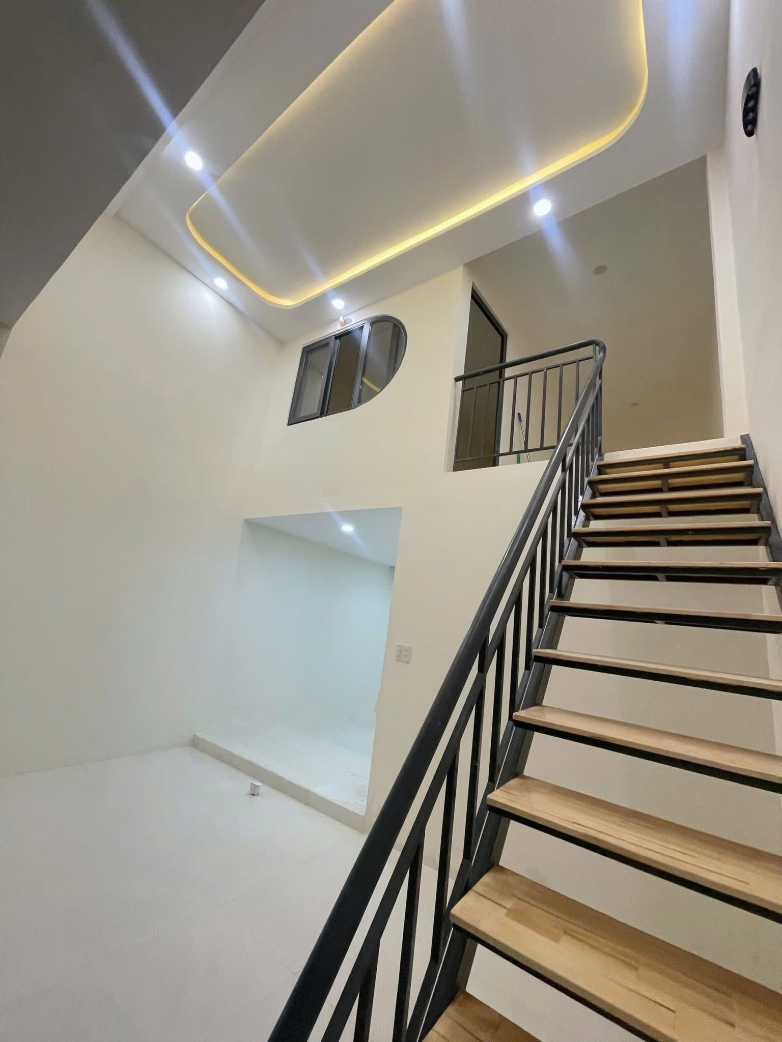 chủ cần bán nhà mới xây hẻm Võ Thị Sáu, gần chung cư PH. 4