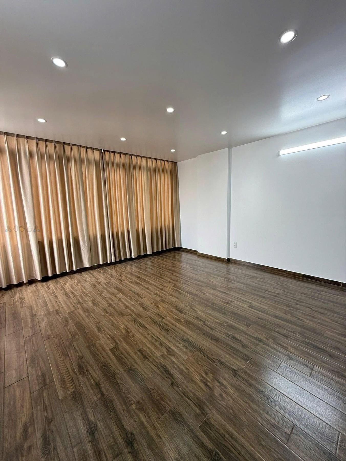 BÁN NHÀ THẠCH BÀN - RA CỔ LINH CHỈ 30M – 5 TẦNG – NHỈNH 6 TỶ 2