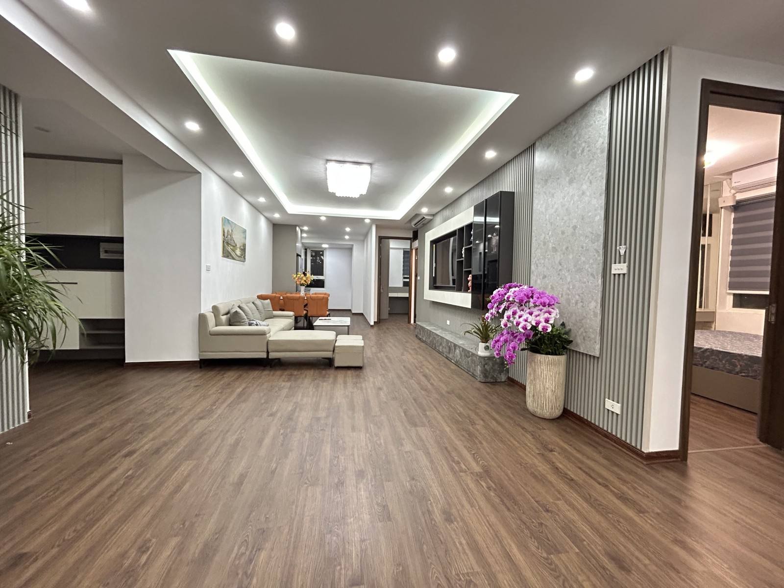 CHUNG CƯ MẶT PHỐ PHẠM HÙNG - LÔ GÓC 4PN2VS FULL NỘI THẤT - TẦNG TRUNG - ĐẸP LONG LANH - GẦN BẾN XE 2