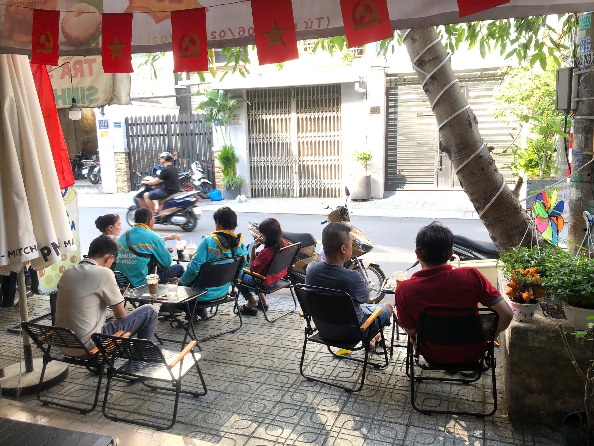 Do bận công việc quản lí 2 clb bida mình cần sang lại quán Cafe. 2