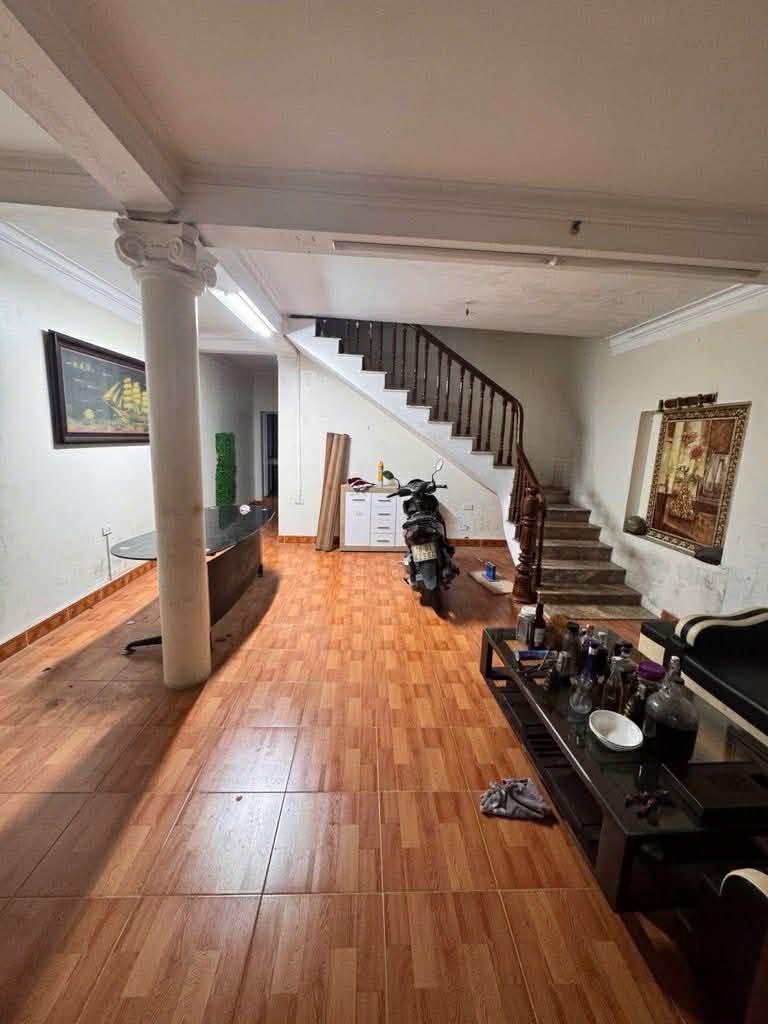 bán nhà Ngọc Thuỵ, 115m, mặt tiền 5.6m, 1 nhà ra mặt phố, 7 chỗ vào nhà 3