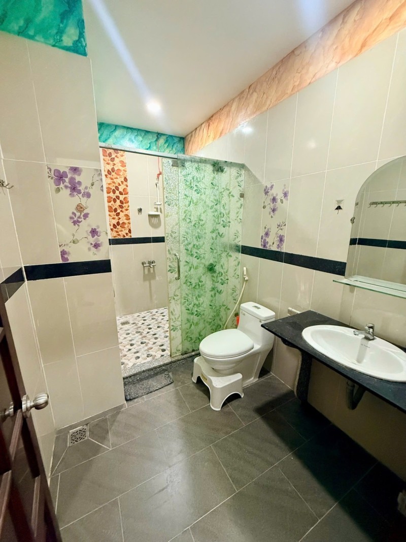 Bán nhà mặt phố đường B, Dĩ An, TP HCM. DT  92m2, 4 tầng, 5PN - Giá 12.4 tỷ 5