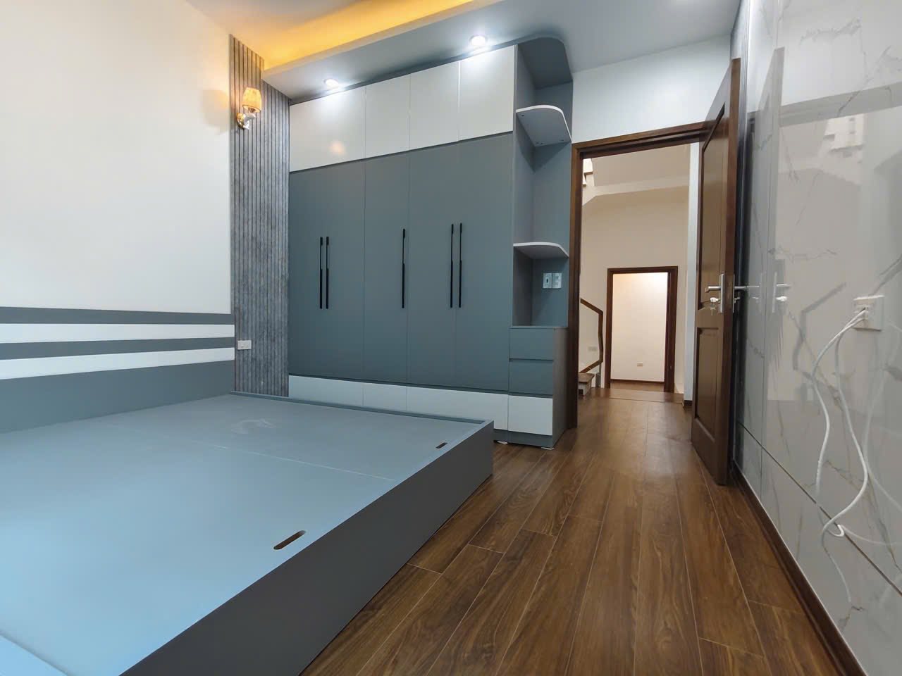 Bán căn nhà 3 tầng ngõ 166 Vũ Hựu, ph Thanh Bình, TP HD, 43.7m2, 3 ngủ, 3 vs, chỉ 2.69 tỷ 9