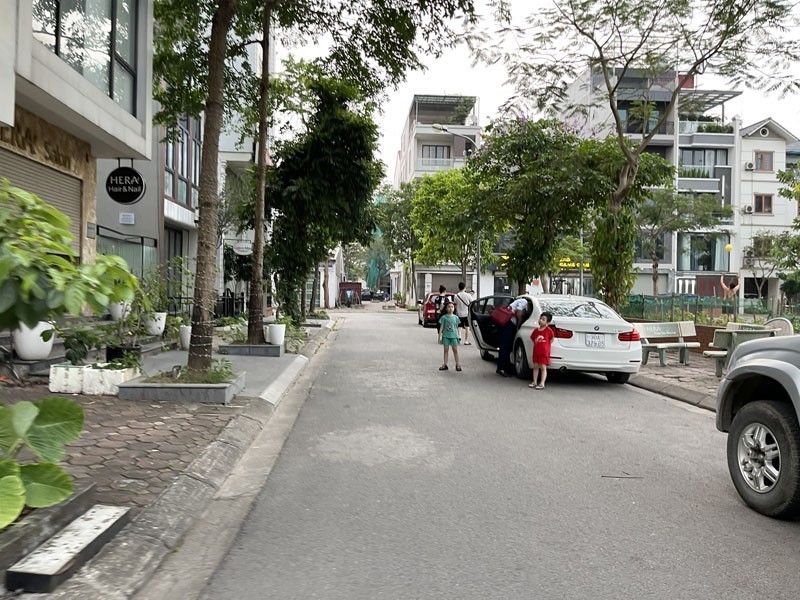 Hàng xóm Vinhomes Riverside: Bán 75,4m2 đất mặt ngõ 85 đường Đào Đình Luyện, View vườn hoa