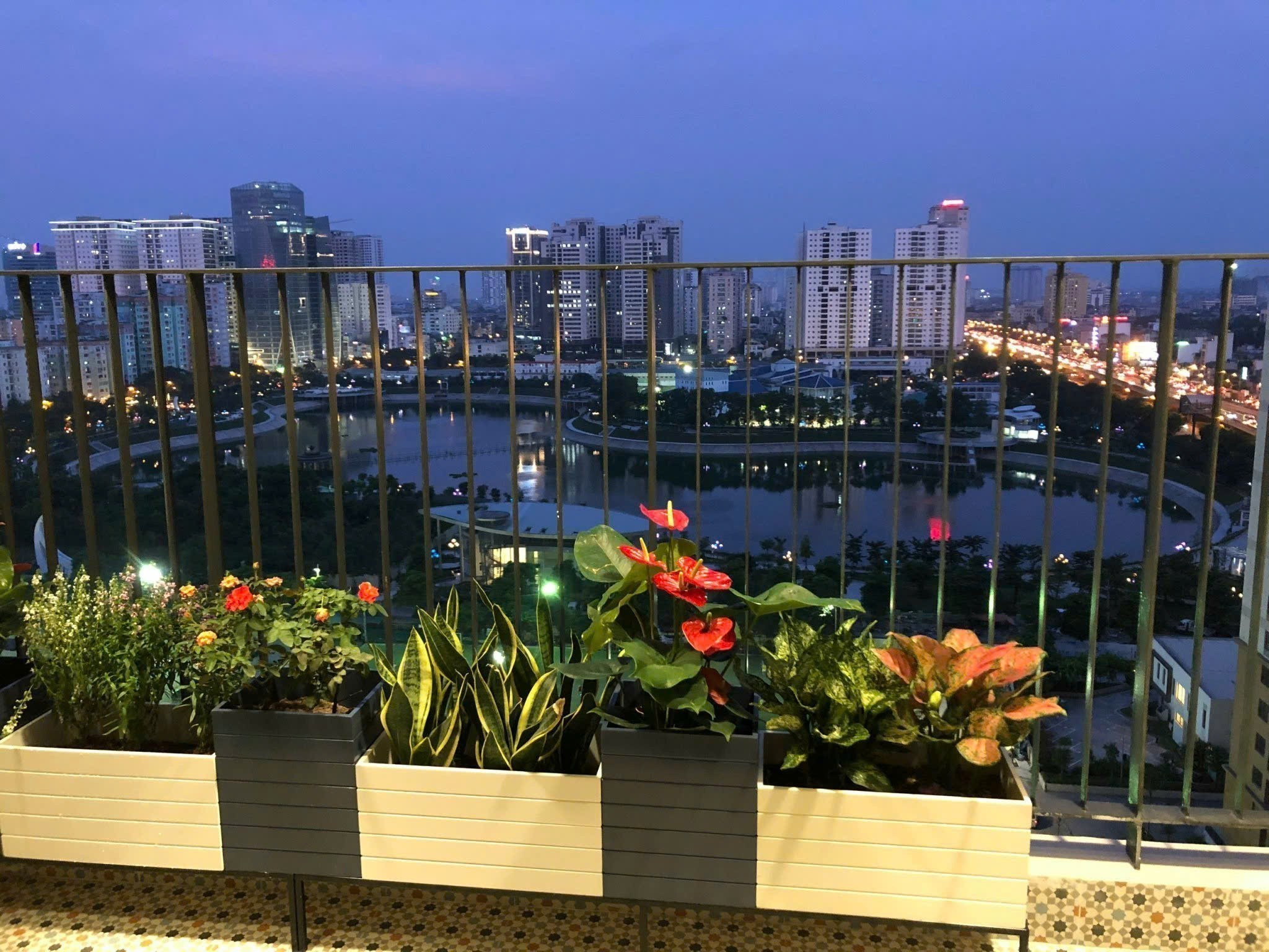 BÁN GẤP Vinhomes D'Capitale căn hộ 3 ngủ VIEW HỒ, giá tốt