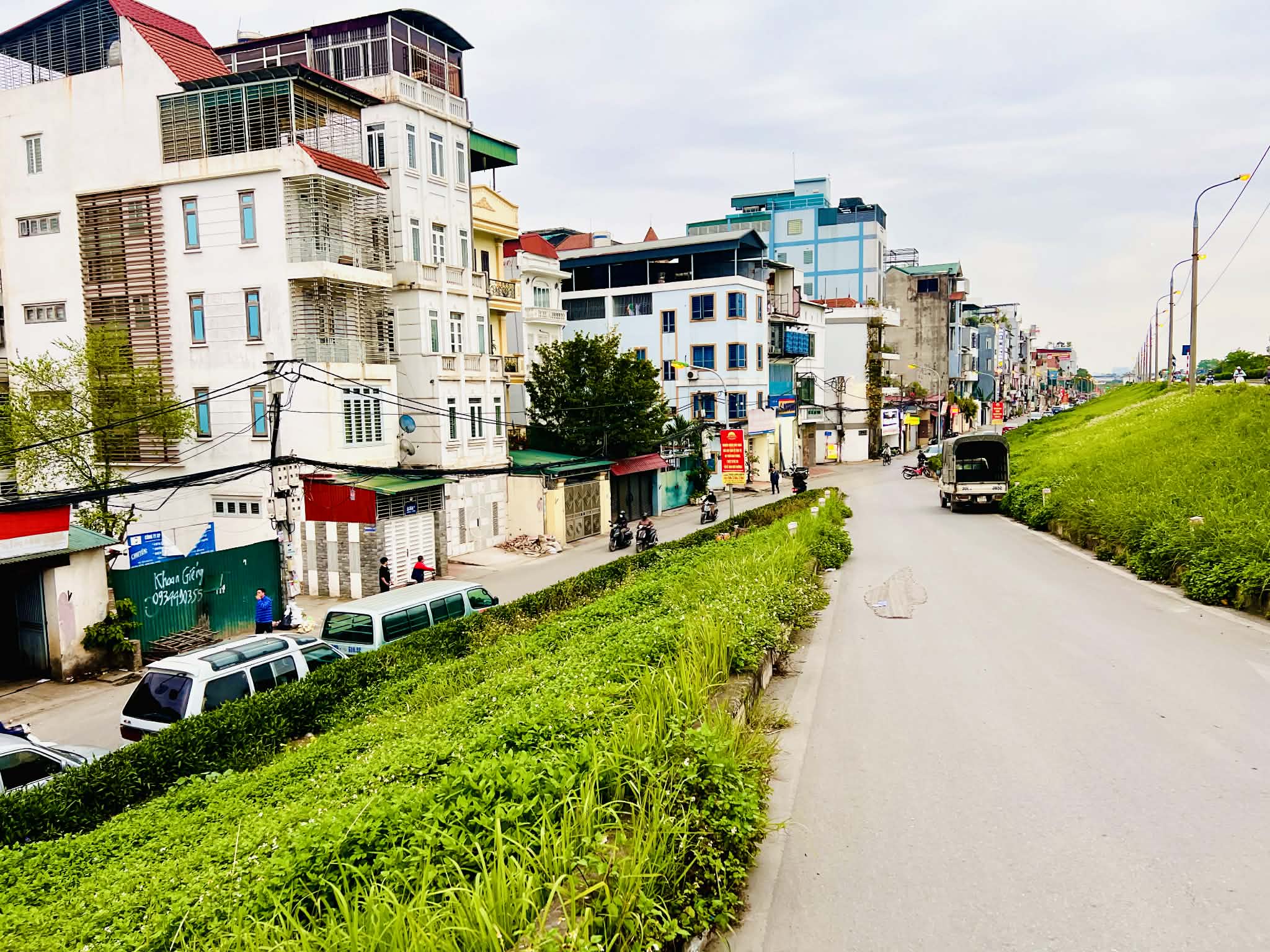 nhà mặt phố Lâm Du, 240m, mặt tiền 6m, nở hậu, cách cầu Trần Hưng Đạo 200m 2