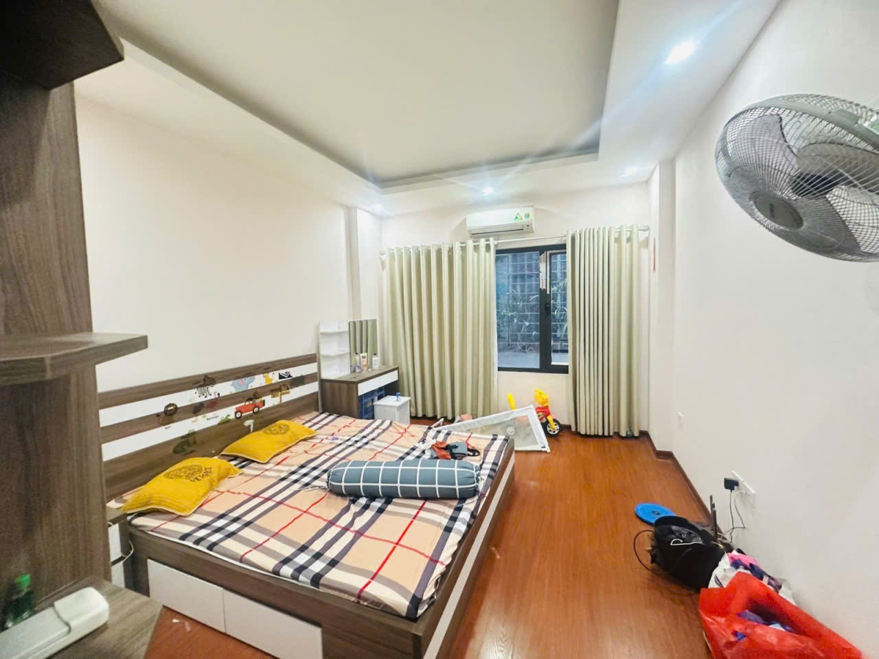 BÁN NHÀ CẦU GIẤY - Ô TÔ VF3 ĐỖ CỬA, 33M - 5 TẦNG ĐẸP, FULL NỘI THẤT, GIÁ 8,3 TỶ 5