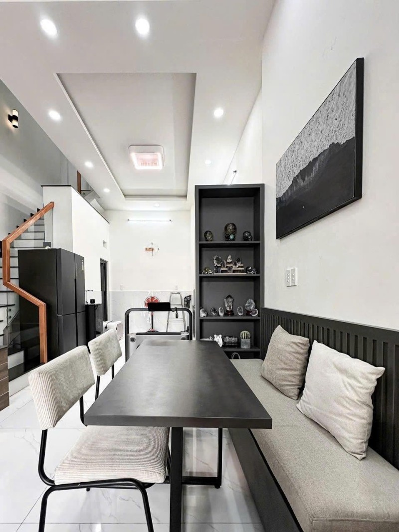 Bán nhà đường Lã  Xuân Oai, Q9, Thủ Đức, TP HCM. DT  50m2, 4 tầng, sổ hồng. Giá  6.55 tỷ - 3