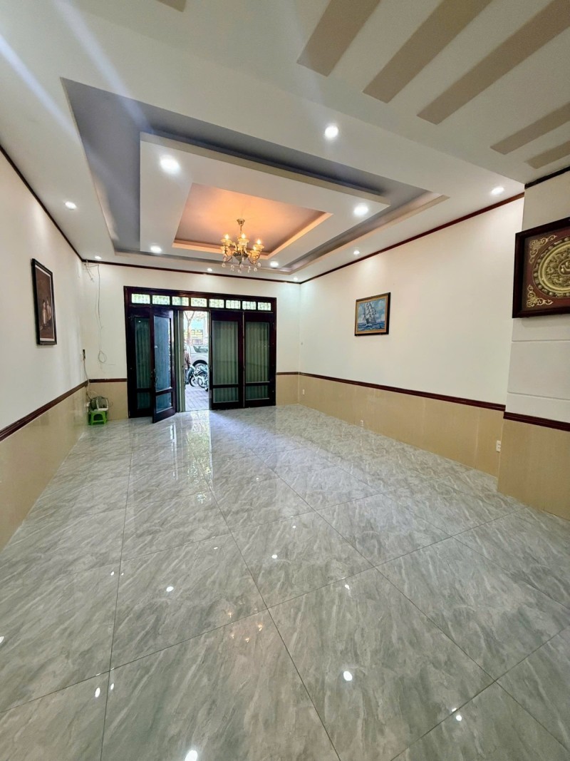 Bán nhà mặt phố đường B, Dĩ An, TP HCM. DT  92m2, 4 tầng, 5PN - Giá 12.4 tỷ 4