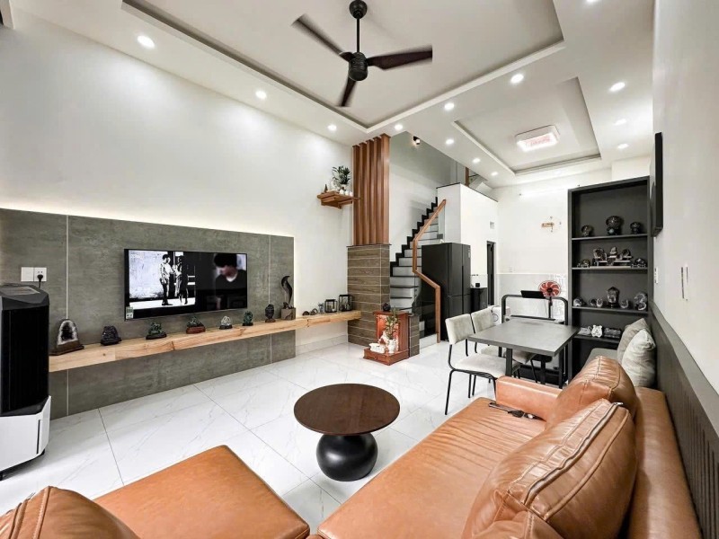 Bán nhà đường Lã  Xuân Oai, Q9, Thủ Đức, TP HCM. DT  50m2, 4 tầng, sổ hồng. Giá  6.55 tỷ -