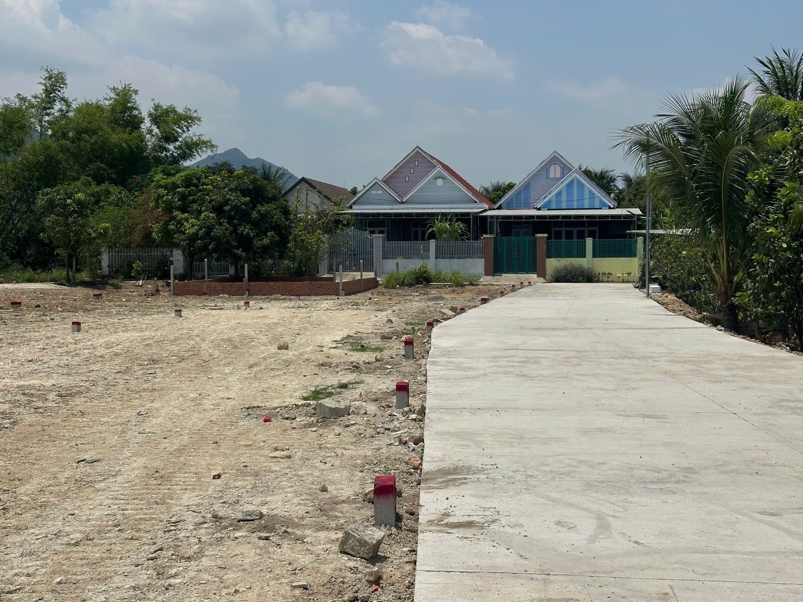 Bán đất Diên An giá rẻ full thổ cư mặt đường bê tông rộng 5.5m ô tô thoải mái 4