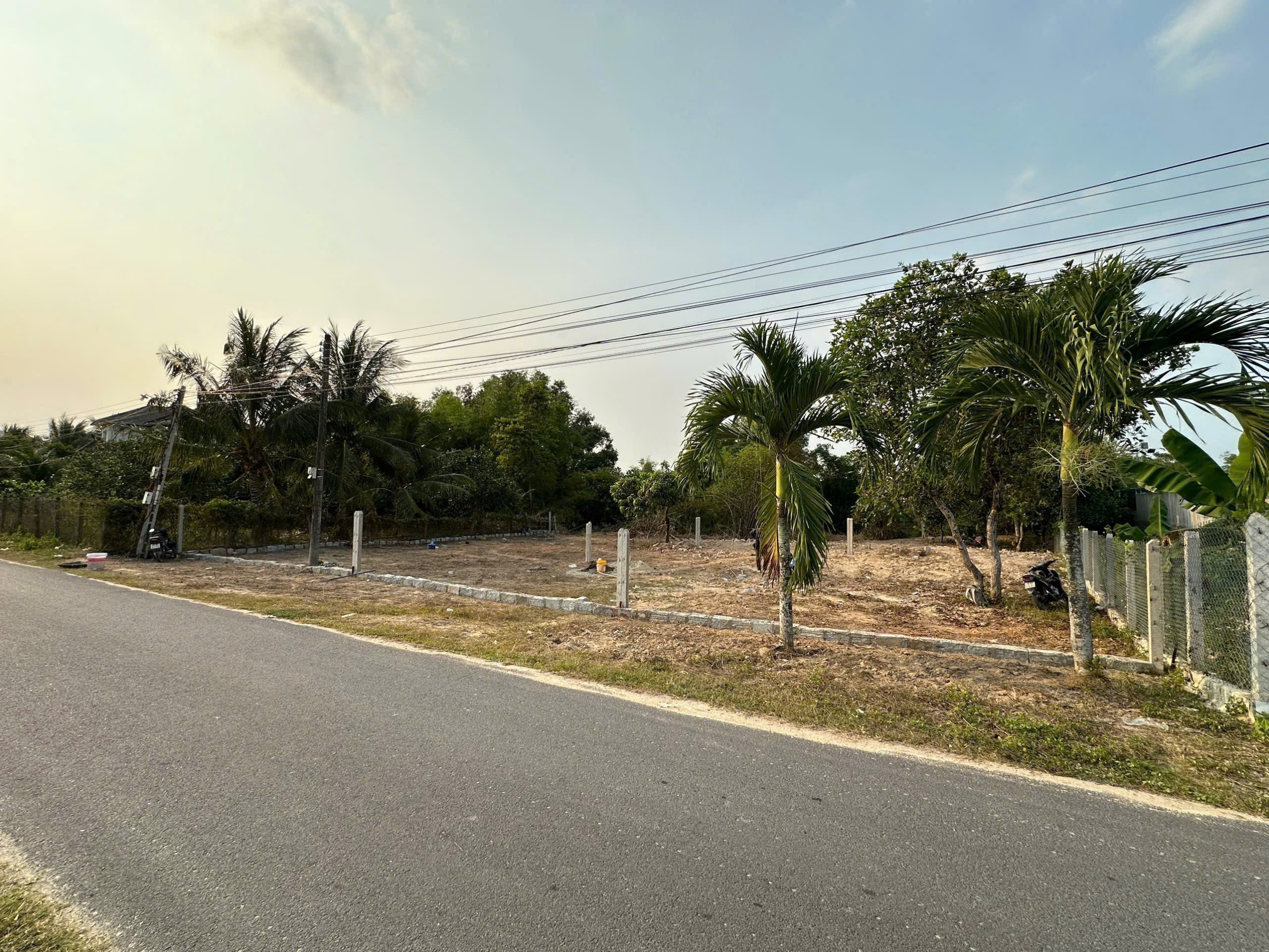 Bán đất đất Suối Tiên giáp suối có thổ mặt tiền đường nhựa gần Uỷ ban xã - view cánh đồng