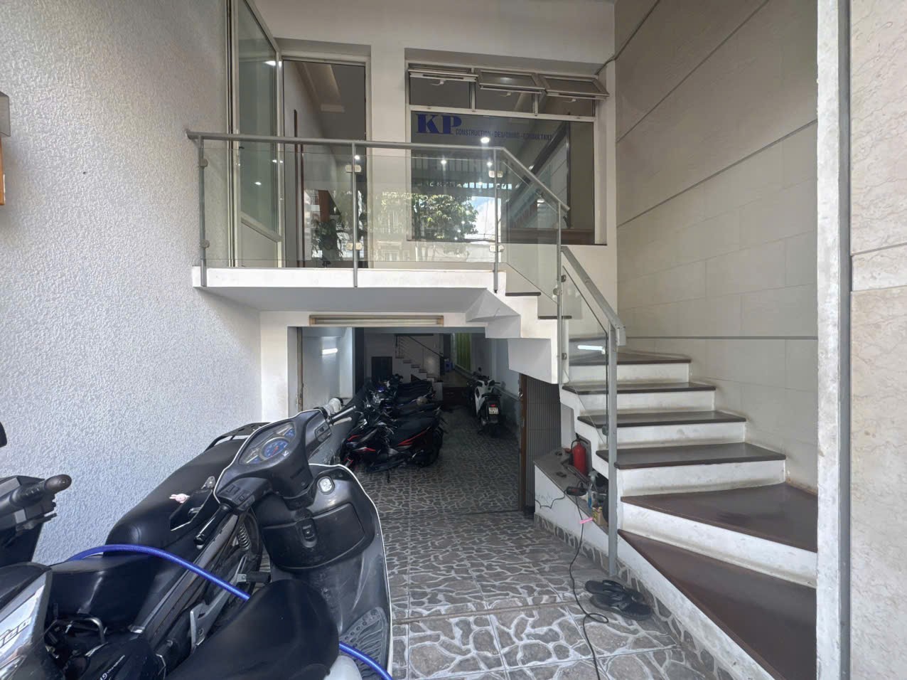 NHÀ 5 TẦNG - MẶT TIỀN NGUYỄN GIA TRÍ - KINH DOANH ĐA NGÀNH - DÒNG TIỀN 50TR/THÁNG 5