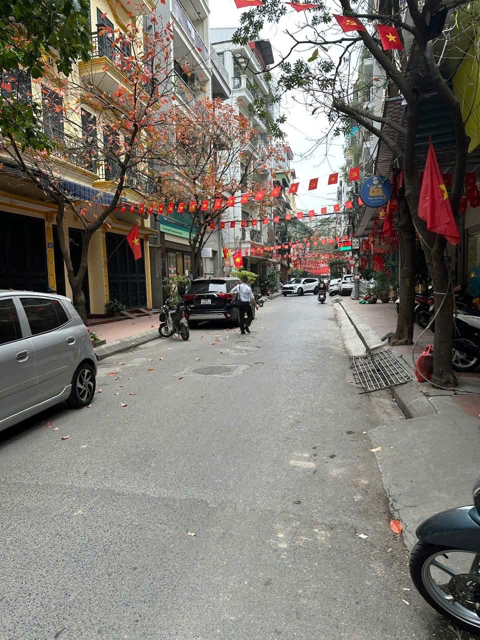 Cho thuê nhà VỈA HÈ - Ô TÔ Pháo Đài Láng, Đống Đa 100M X 5T giá 35 triệu 2