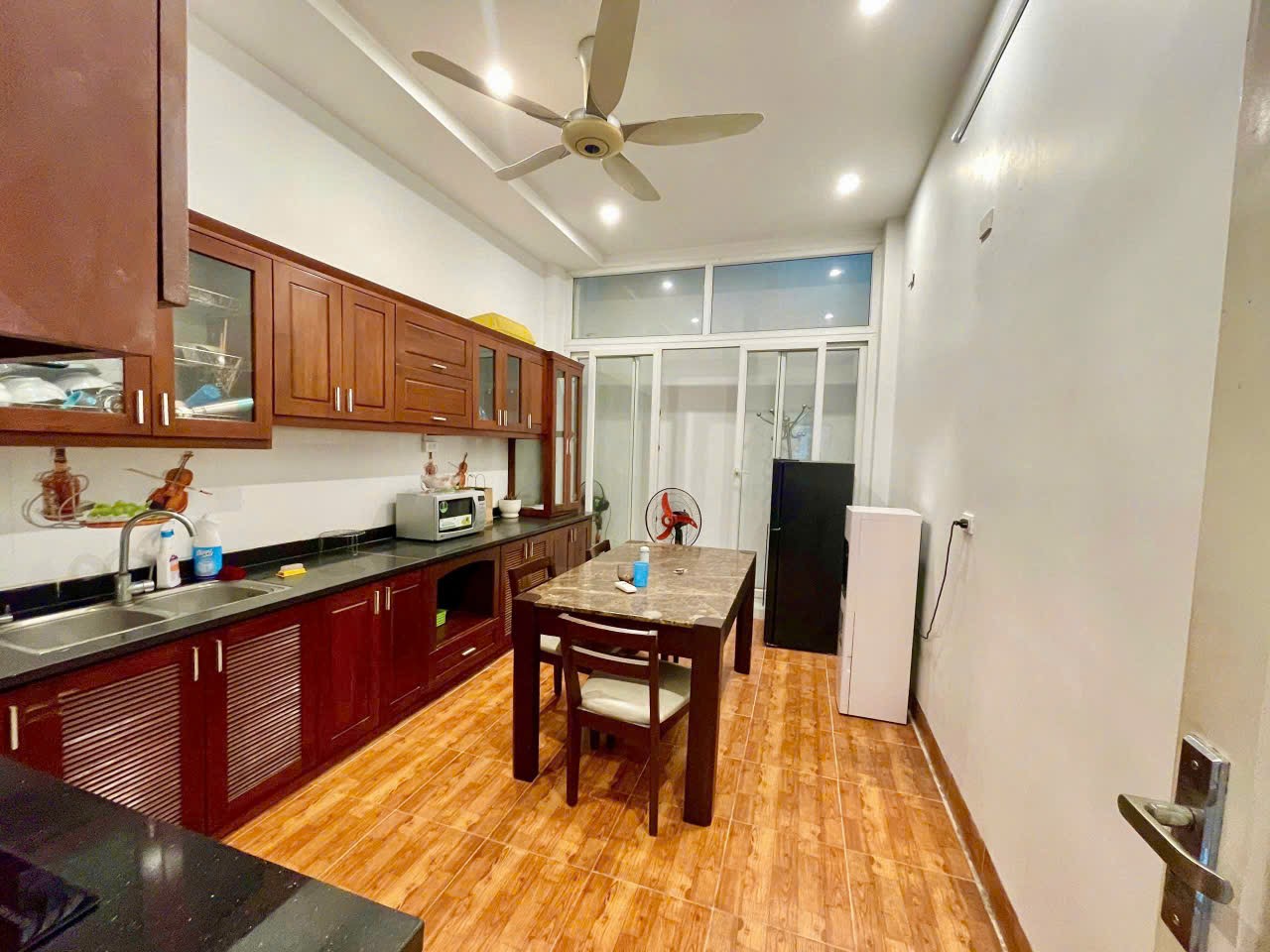 Cho thuê Văn phòng đường Phạm Thận Duật, Phường Mai Dịch, Diện tích 55m², Giá 28 Triệu/tháng