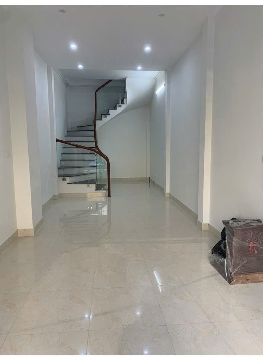 Cho thuê nhà Ô TÔ - KD Pháo Đài Láng, Đống Đa 40M x 4T giá 22 triệu 2