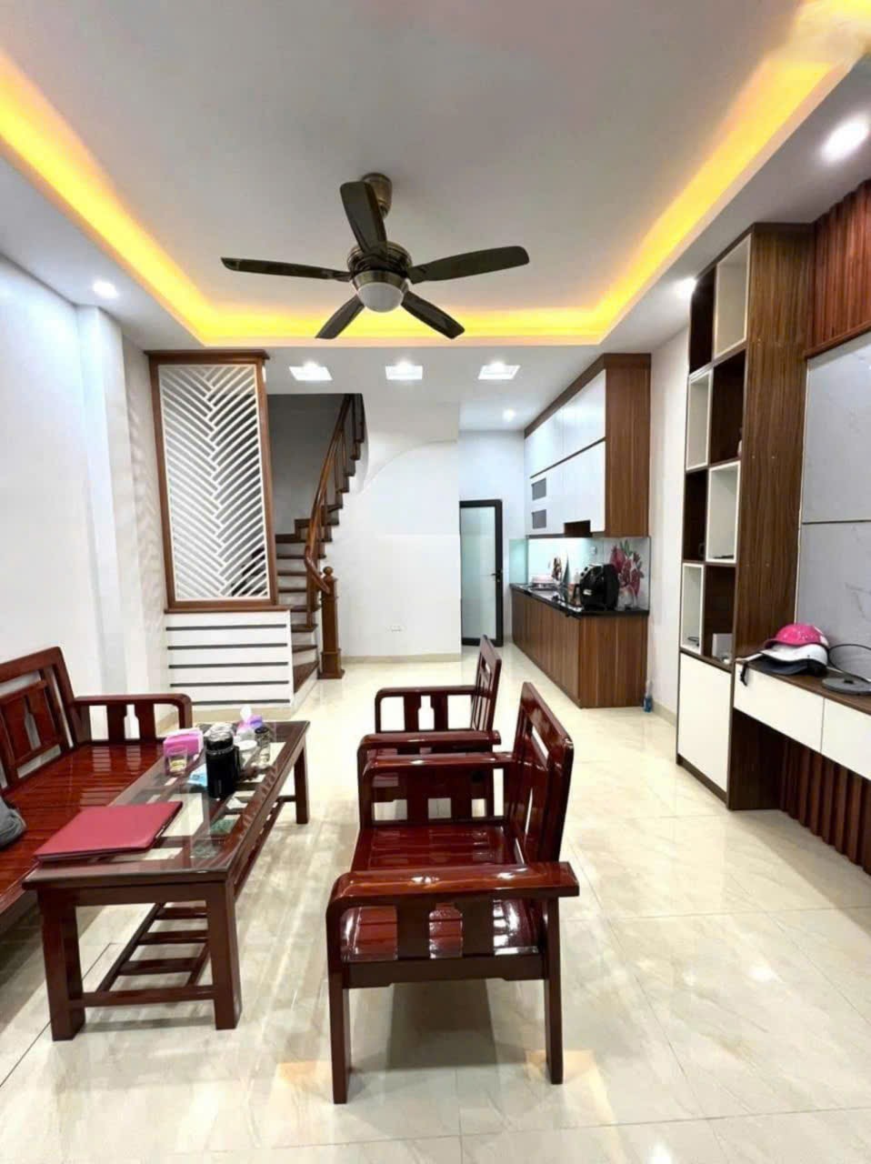 Cho thuê nhà MỚI ĐẸP ngõ 43 Trung Kính, Cầu Giấy 35M x 5T giá 16 triệu