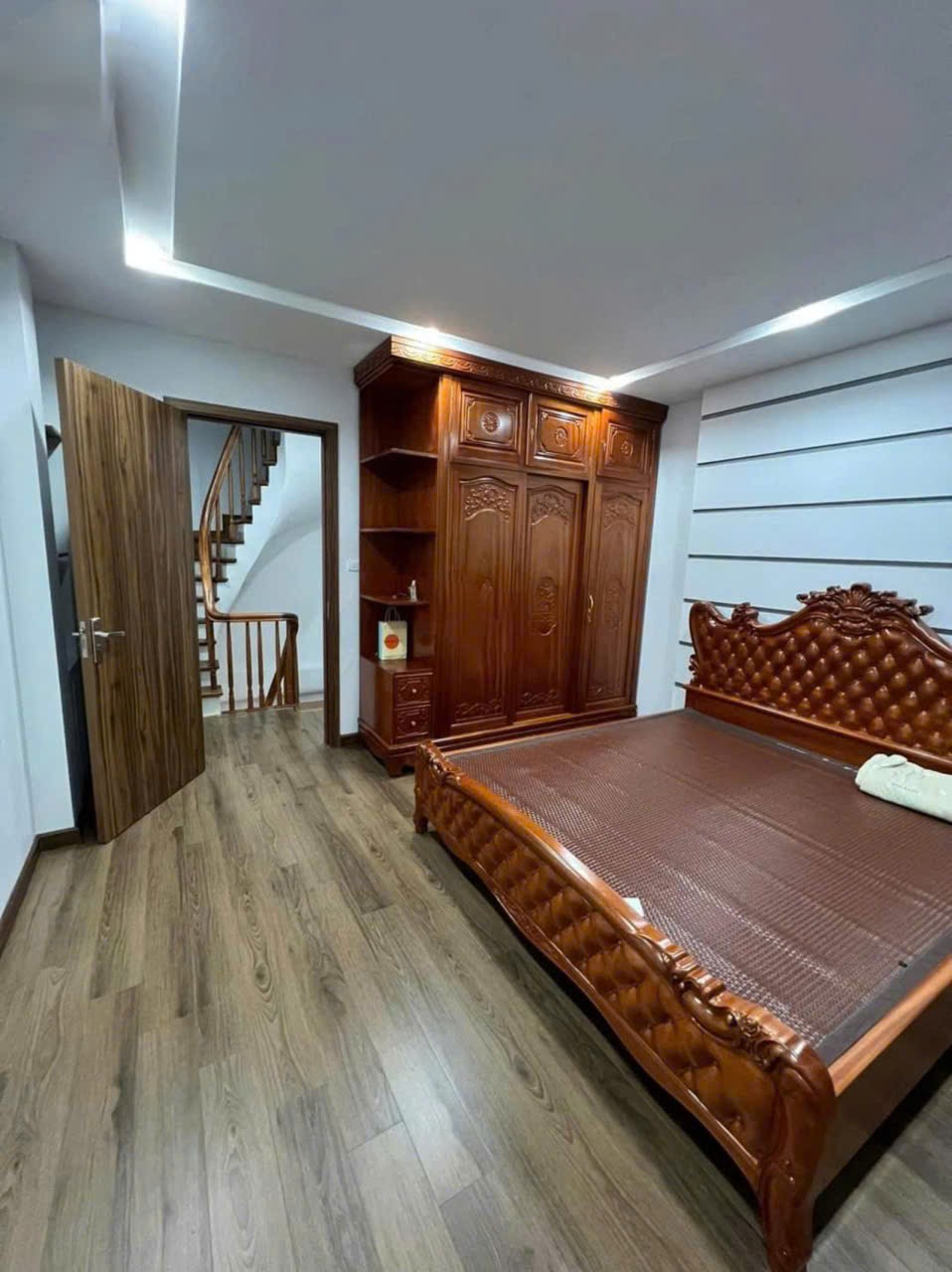 Cho thuê nhà MỚI ĐẸP ngõ 43 Trung Kính, Cầu Giấy 35M x 5T giá 16 triệu 2