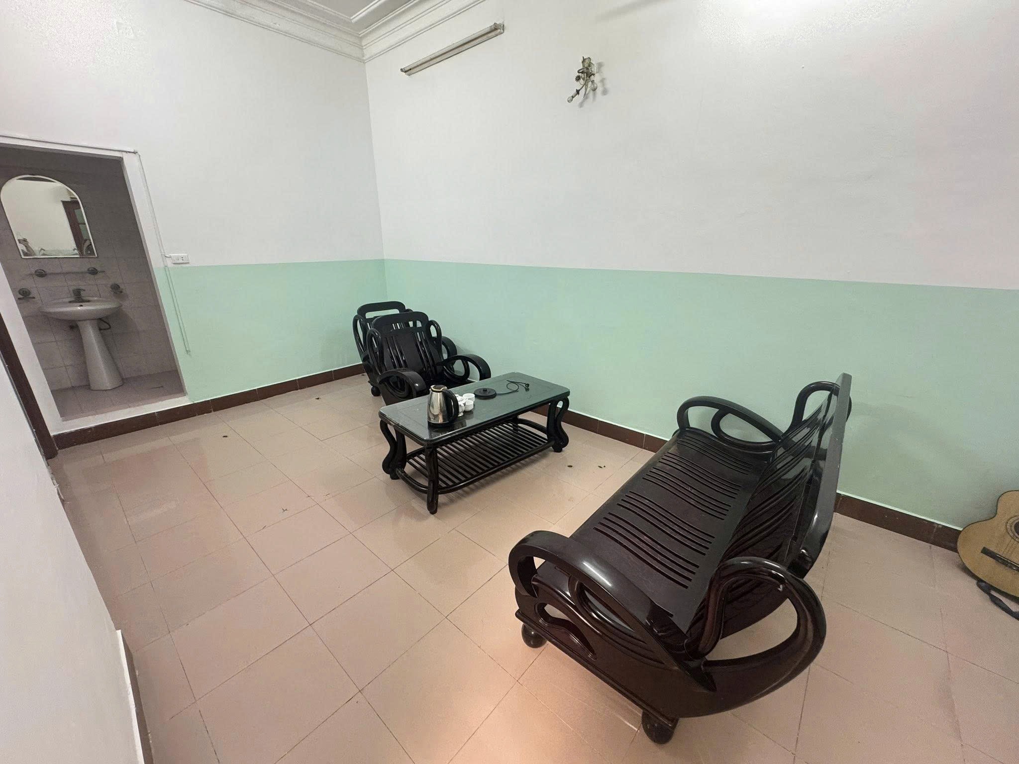 Cho thuê nhà có sân vườn Thanh Nhàn, Hai Bà Trưng DTSD 120M x 3T giá 15 triệu