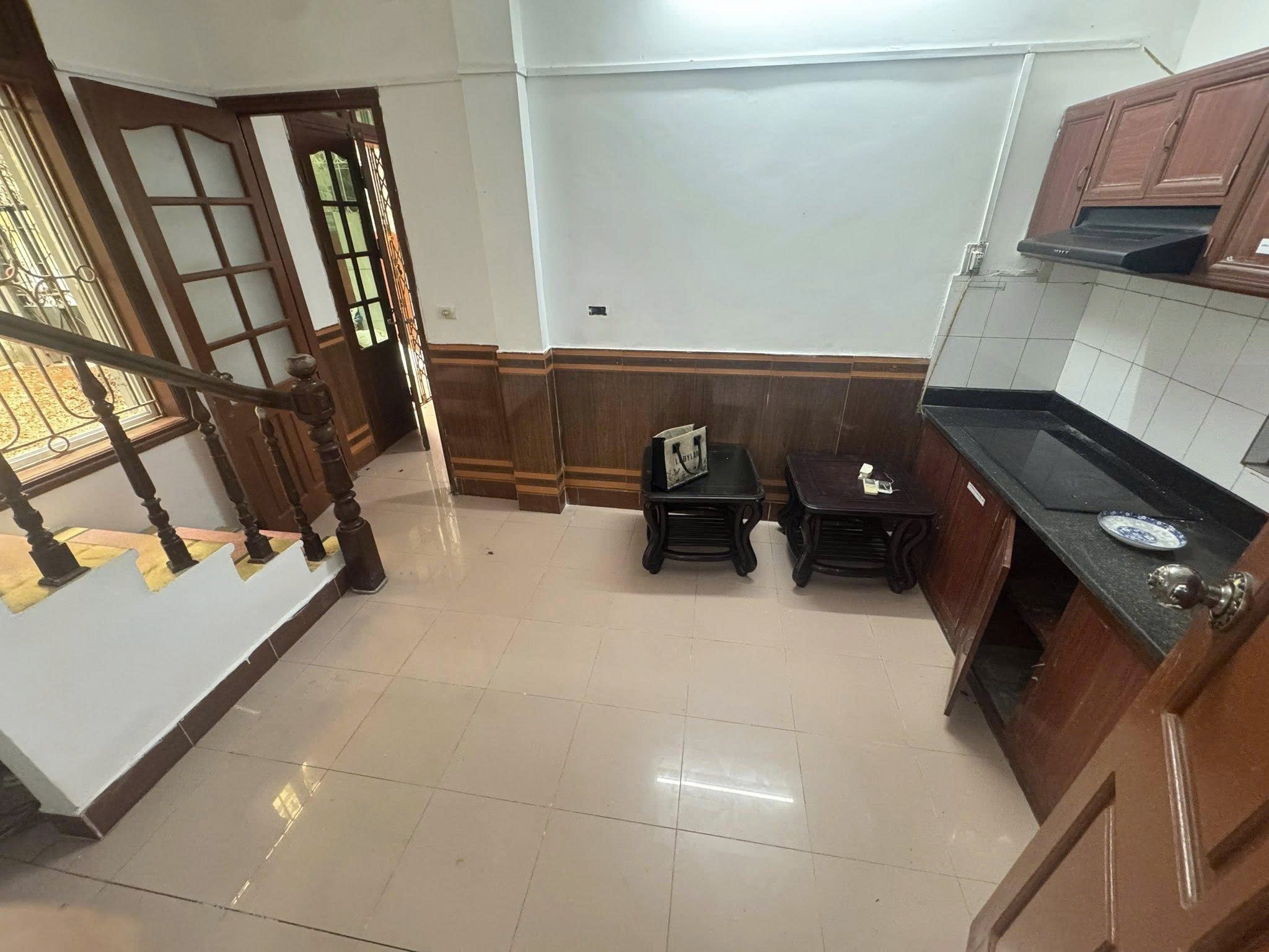 Cho thuê nhà có sân vườn Thanh Nhàn, Hai Bà Trưng DTSD 120M x 3T giá 15 triệu 2