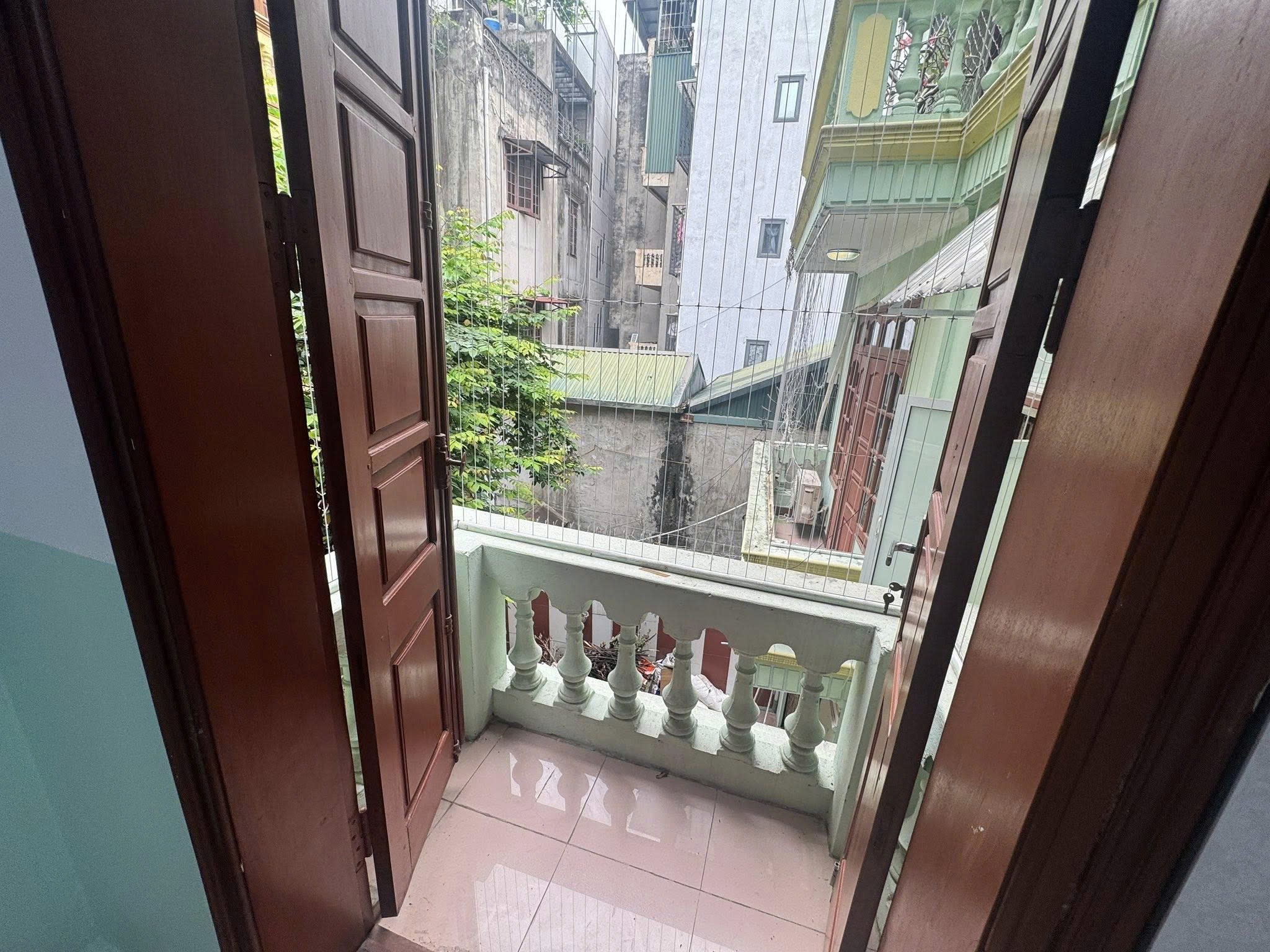 Cho thuê nhà có sân vườn Thanh Nhàn, Hai Bà Trưng DTSD 120M x 3T giá 15 triệu 5