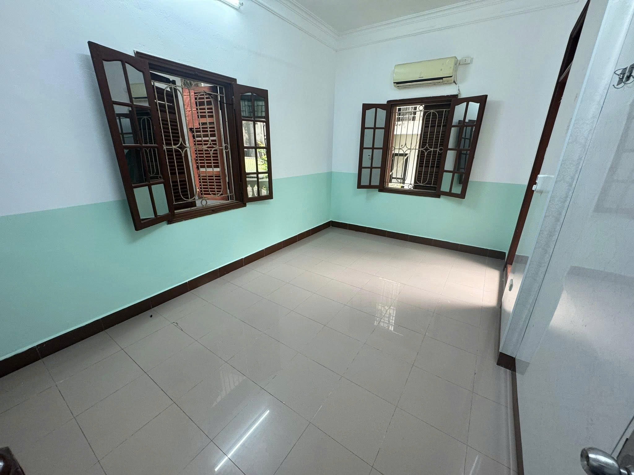 Cho thuê nhà có sân vườn Thanh Nhàn, Hai Bà Trưng DTSD 120M x 3T giá 15 triệu 6