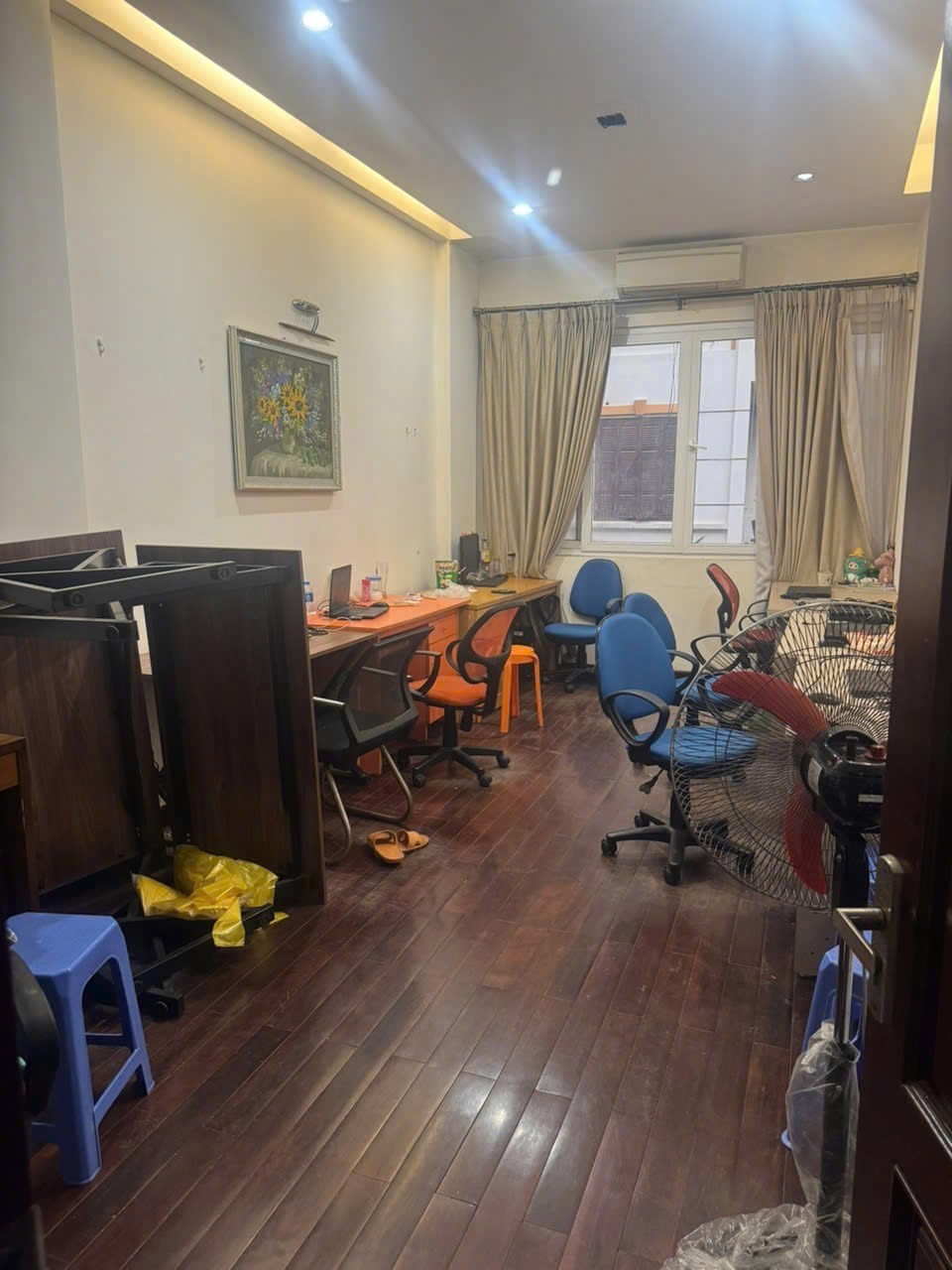 Cho thuê nhà NGÕ OTO TRÁNH 180 Hoàng Quốc Việt, Cầu Giấy 40M*5T, 6PN giá 22TR(CTL)